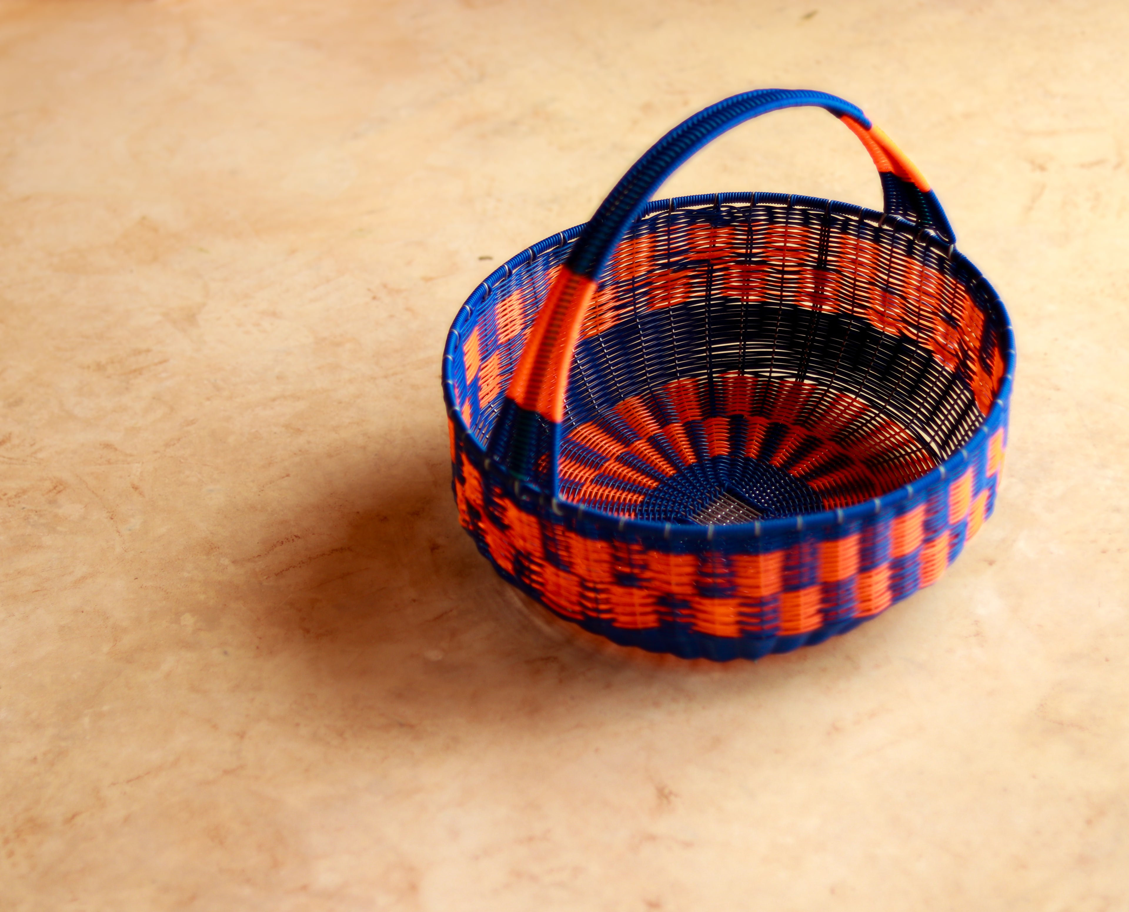 Canasta honda tejida de plástico reciclado