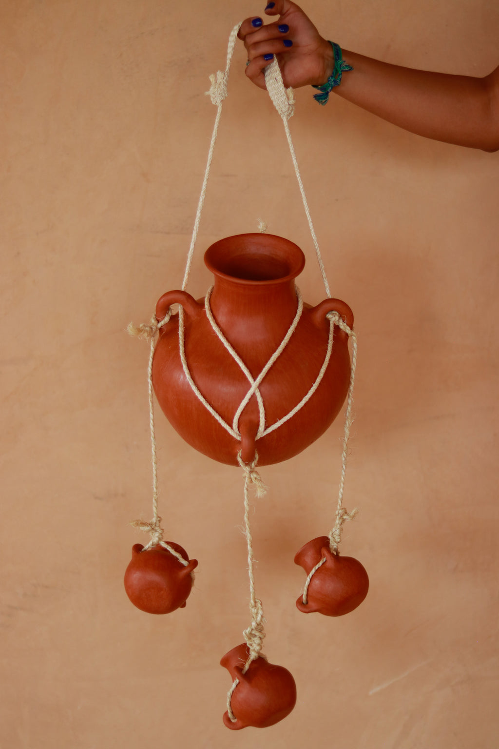 Juego de cántaros colgantes de barro naranja