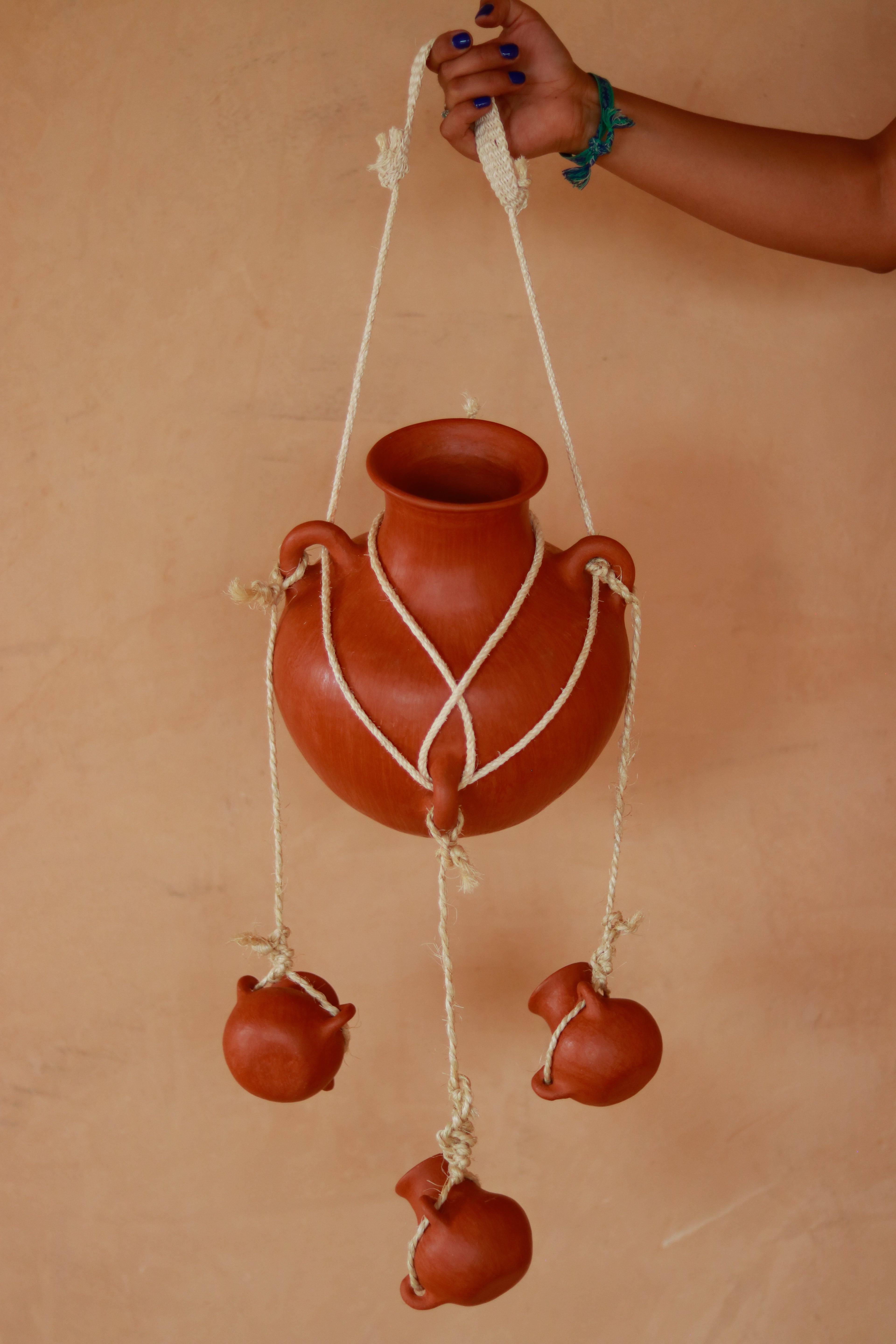 Juego de cántaros colgantes de barro naranja