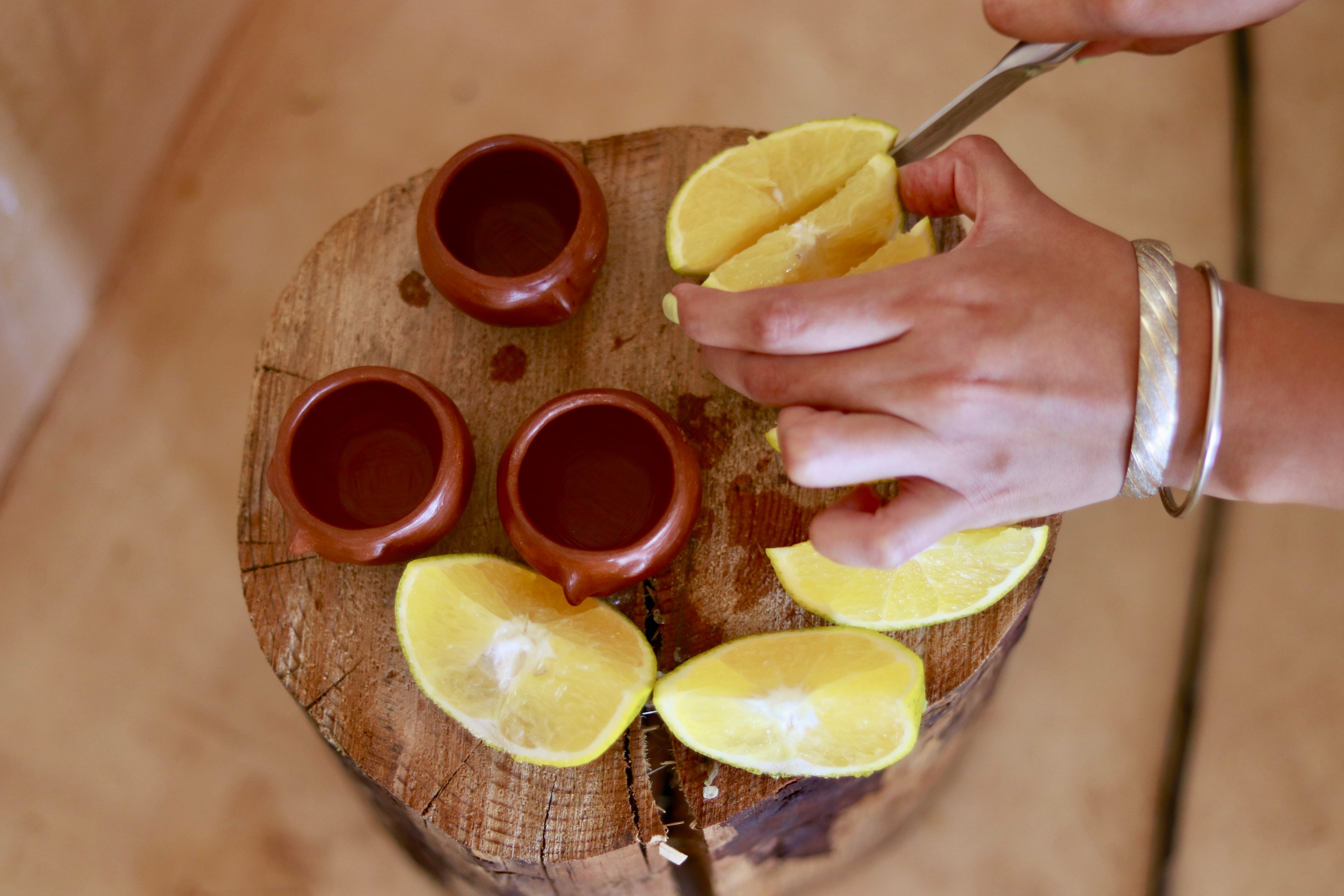 Juego de mezcalero con cara de barro rojo