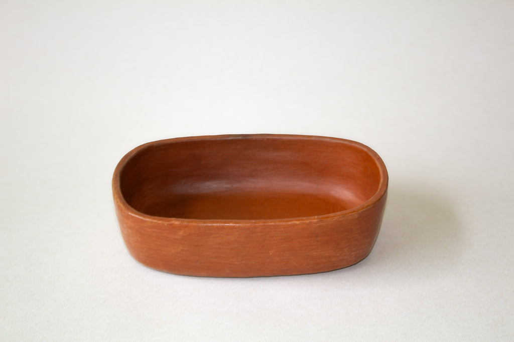 Cuenco rectangular de barro rojo