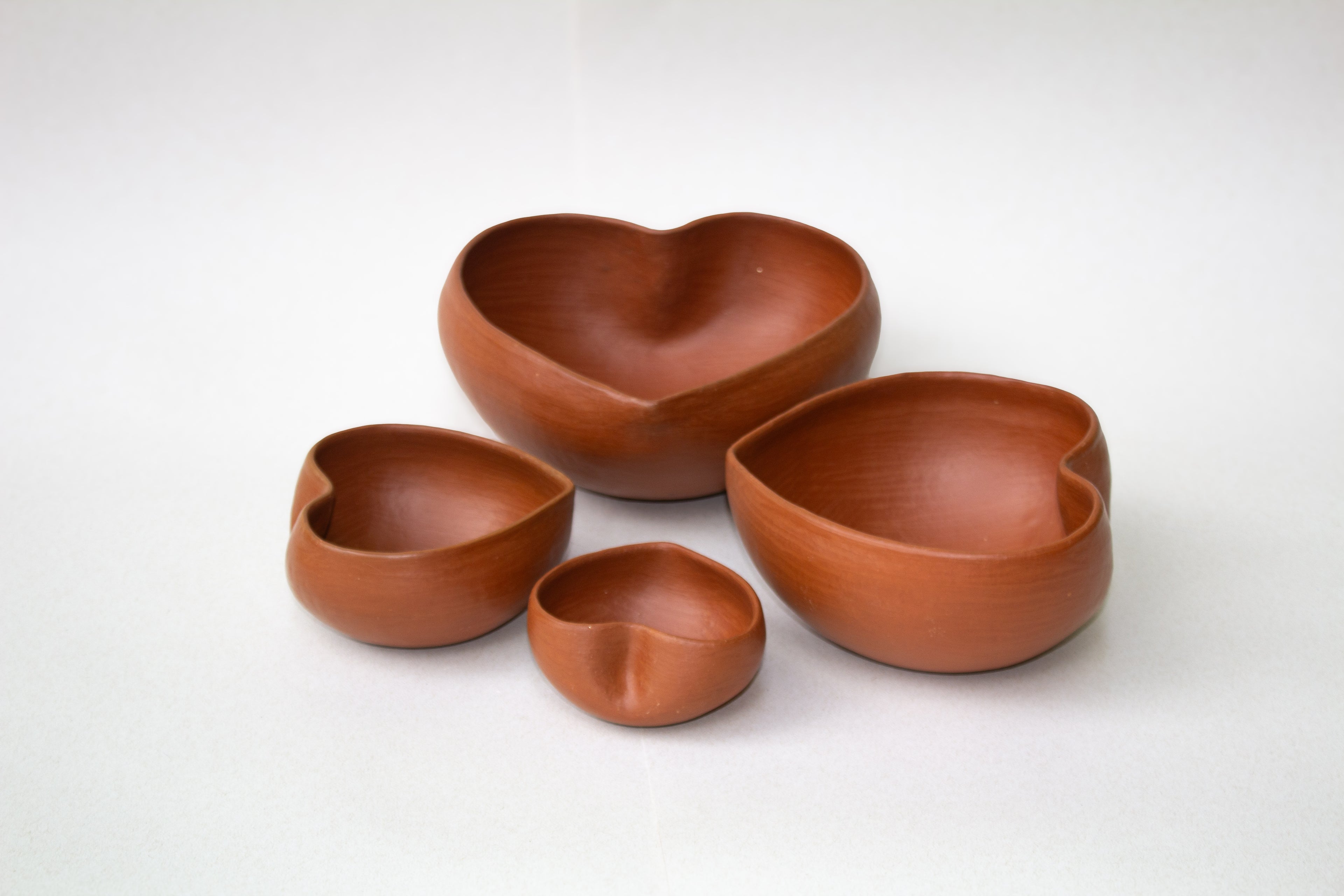 Juego de cuencos corazón de barro rojo