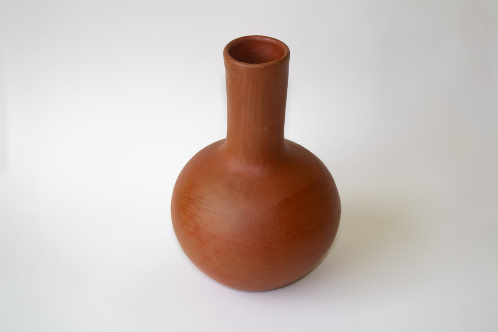 Jarrón con vaso de barro rojo