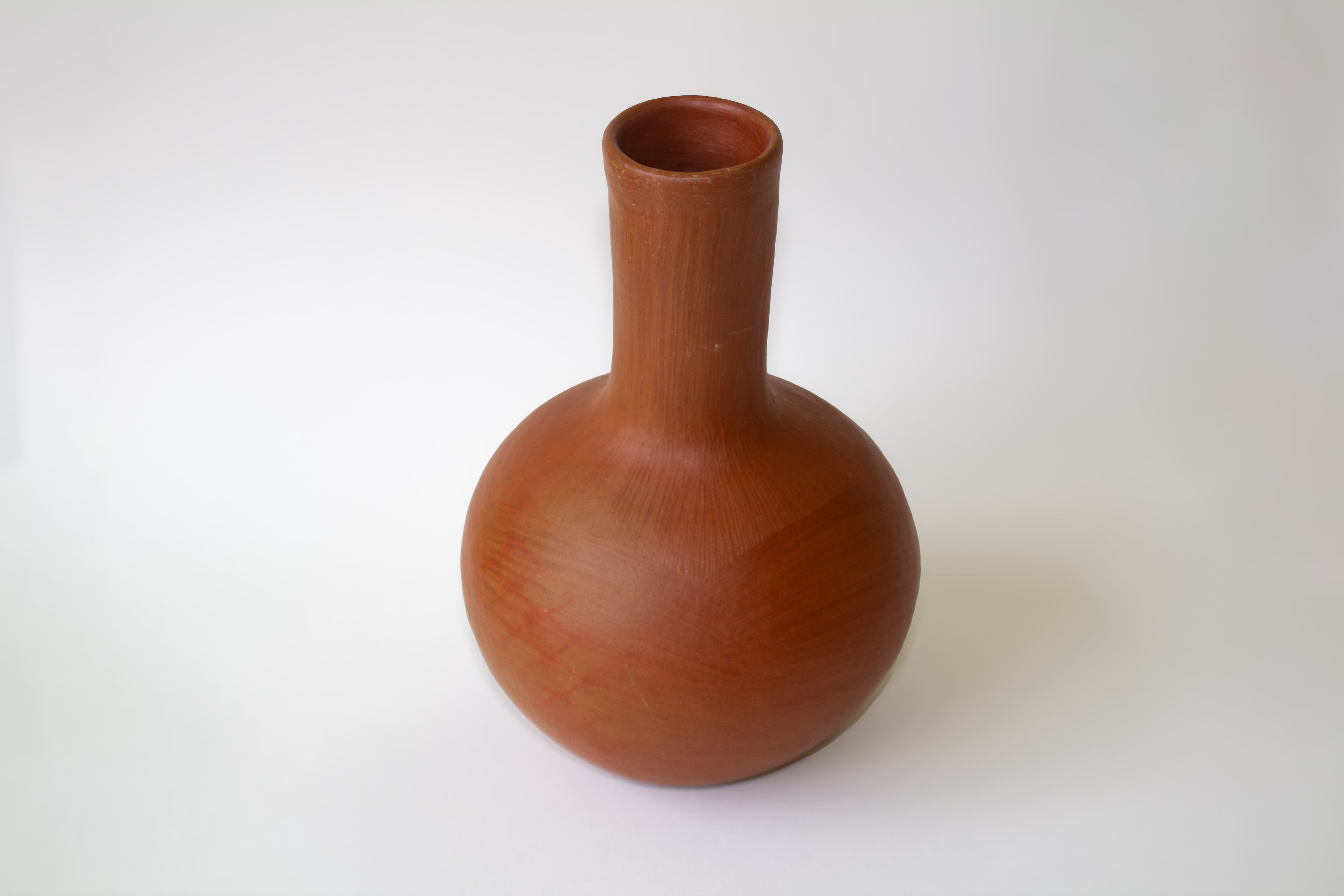 Jarrón con vaso de barro rojo