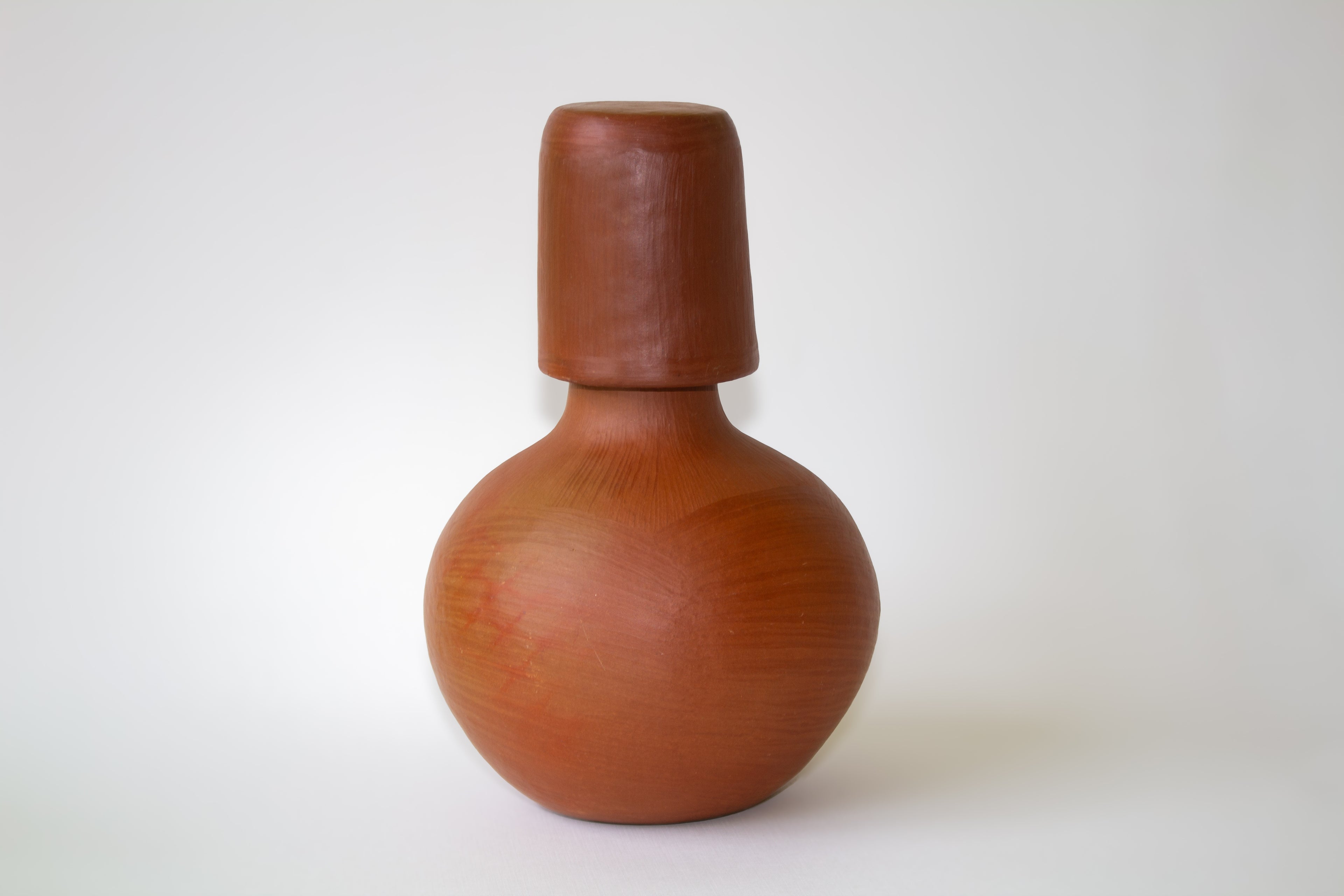 Jarrón con vaso de barro rojo