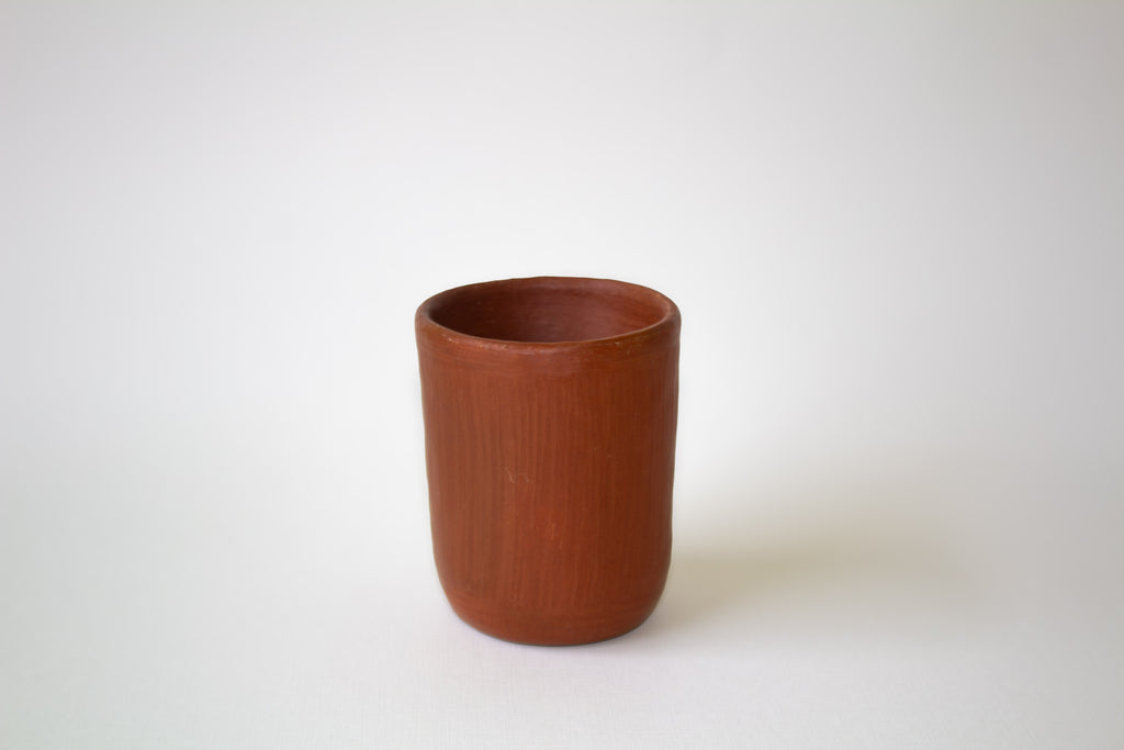 Jarrón con vaso de barro rojo