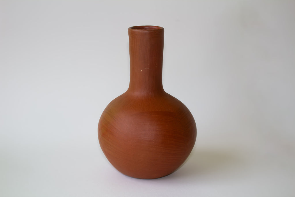 Jarrón con vaso de barro rojo