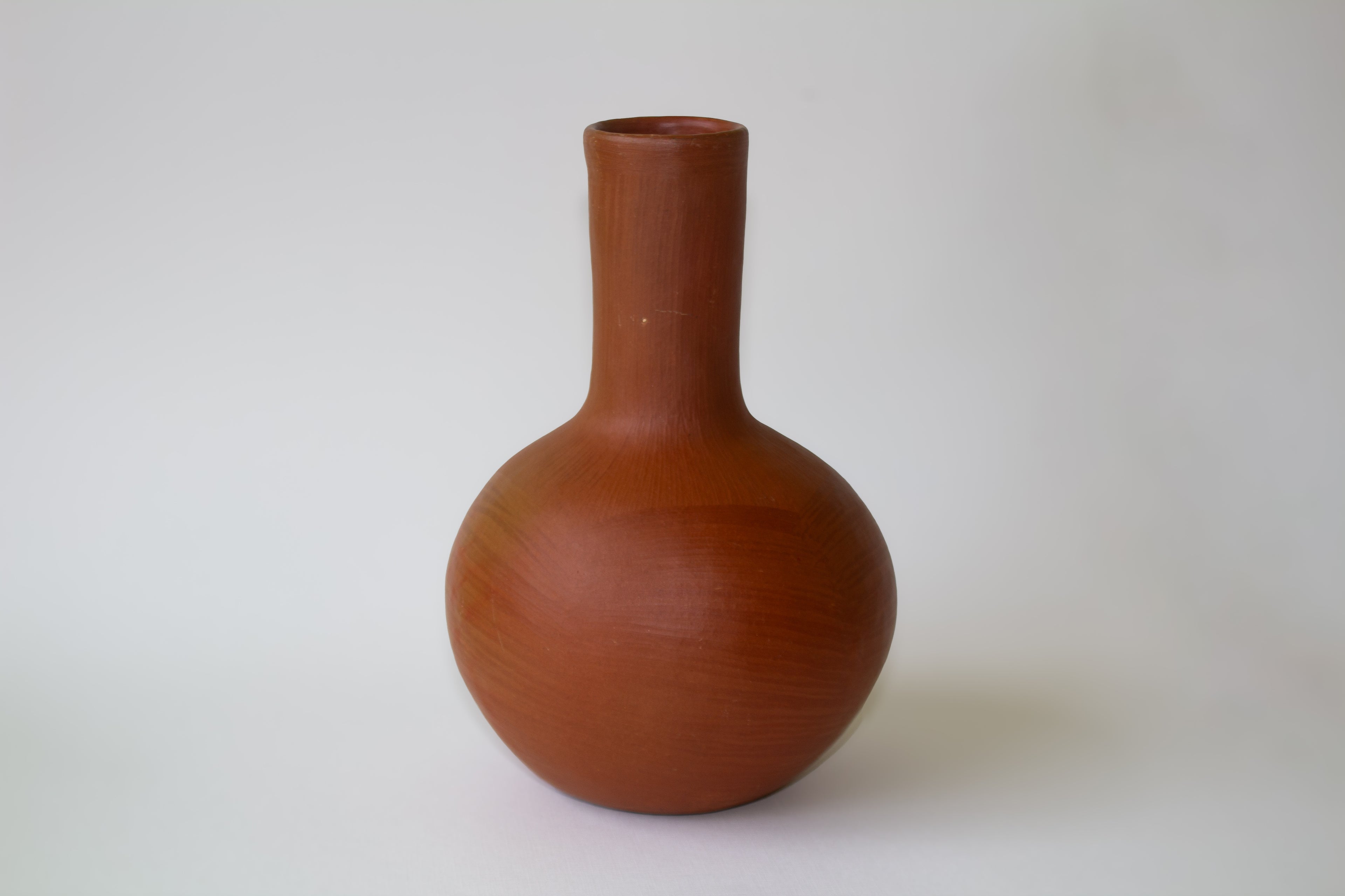 Jarrón con vaso de barro rojo