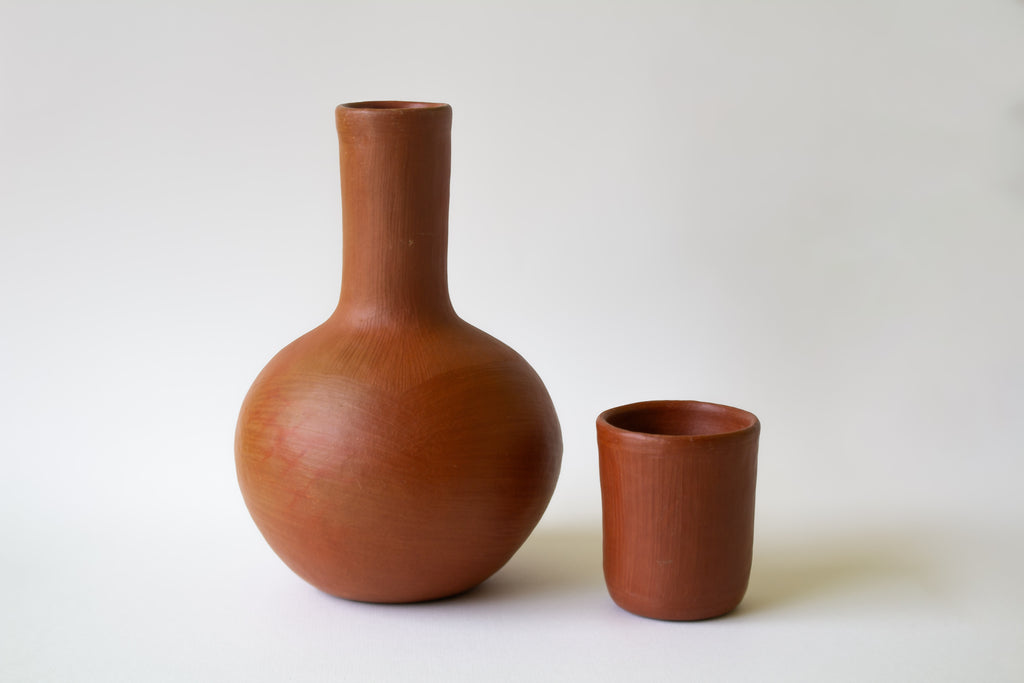 Jarrón con vaso de barro rojo