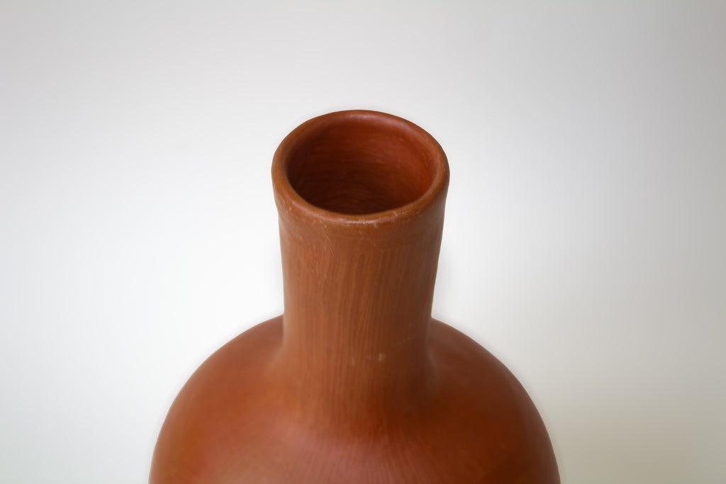 Jarrón con vaso de barro rojo