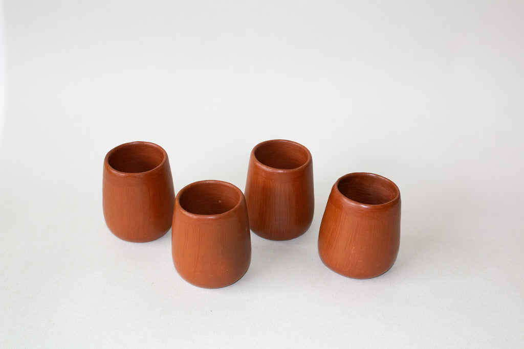 Juego de botella de agua con vasos de barro rojo