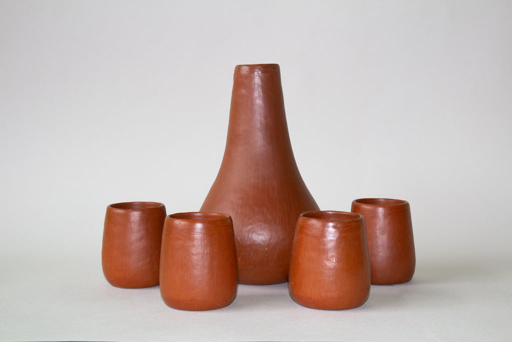 Juego de botella de agua con vasos de barro rojo