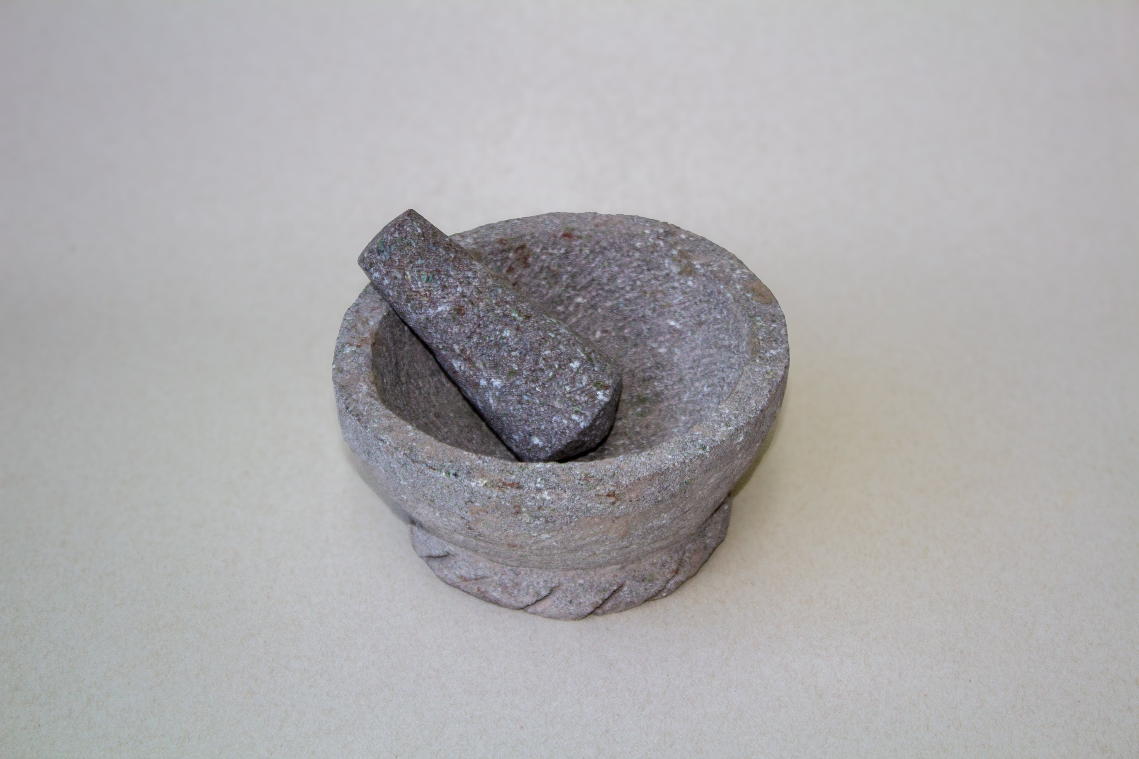 Molcajete chico circular trenzado de piedra volcánica