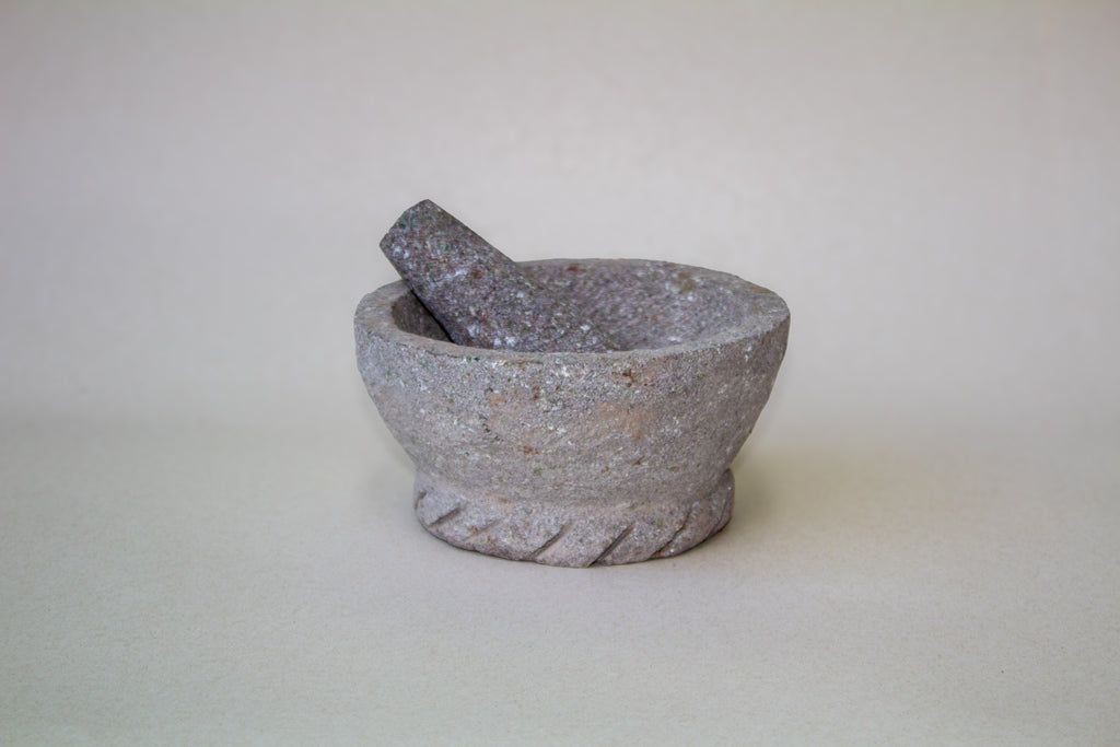 Molcajete chico circular trenzado de piedra volcánica