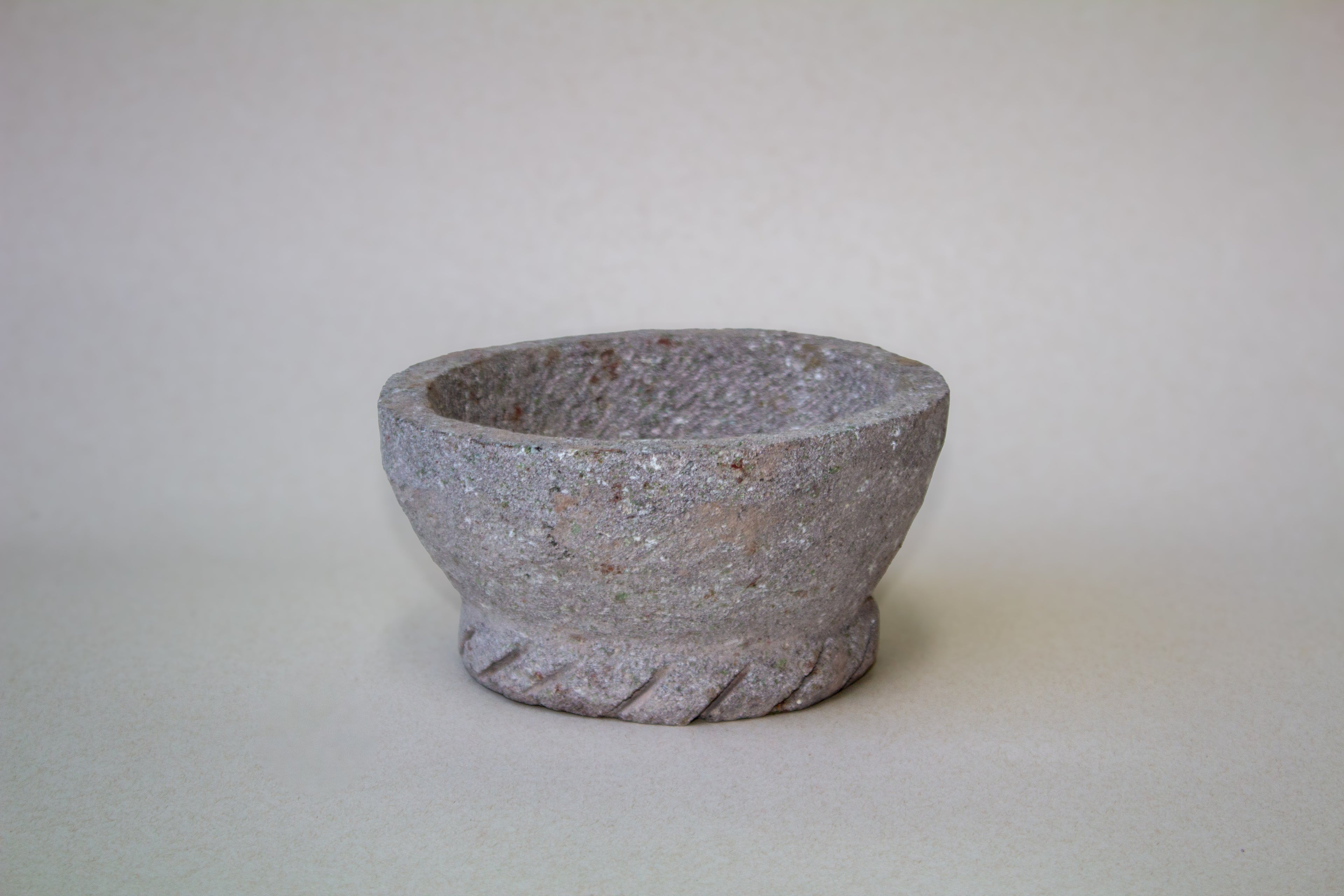 Molcajete chico circular trenzado de piedra volcánica
