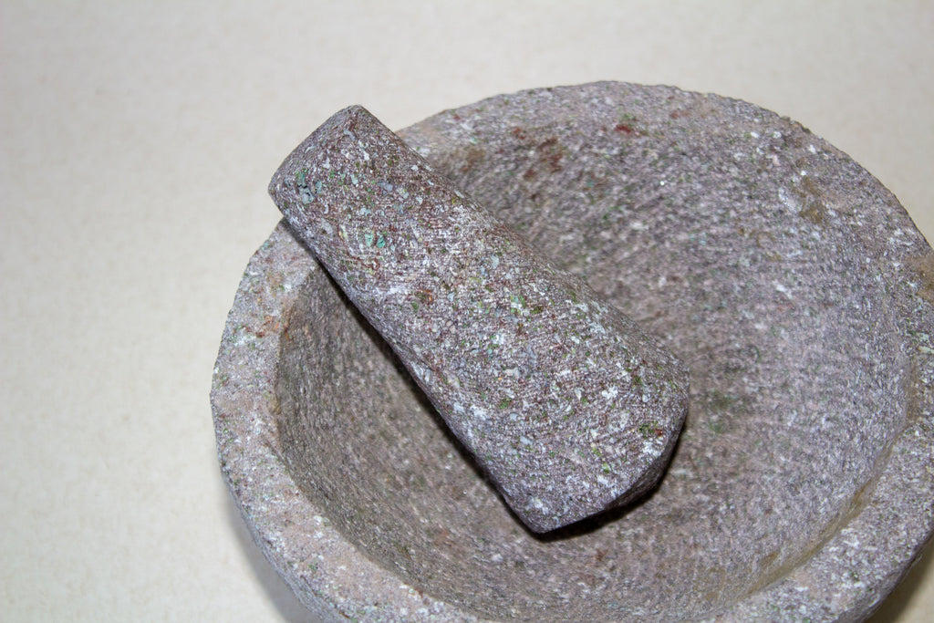 Molcajete chico circular trenzado de piedra volcánica