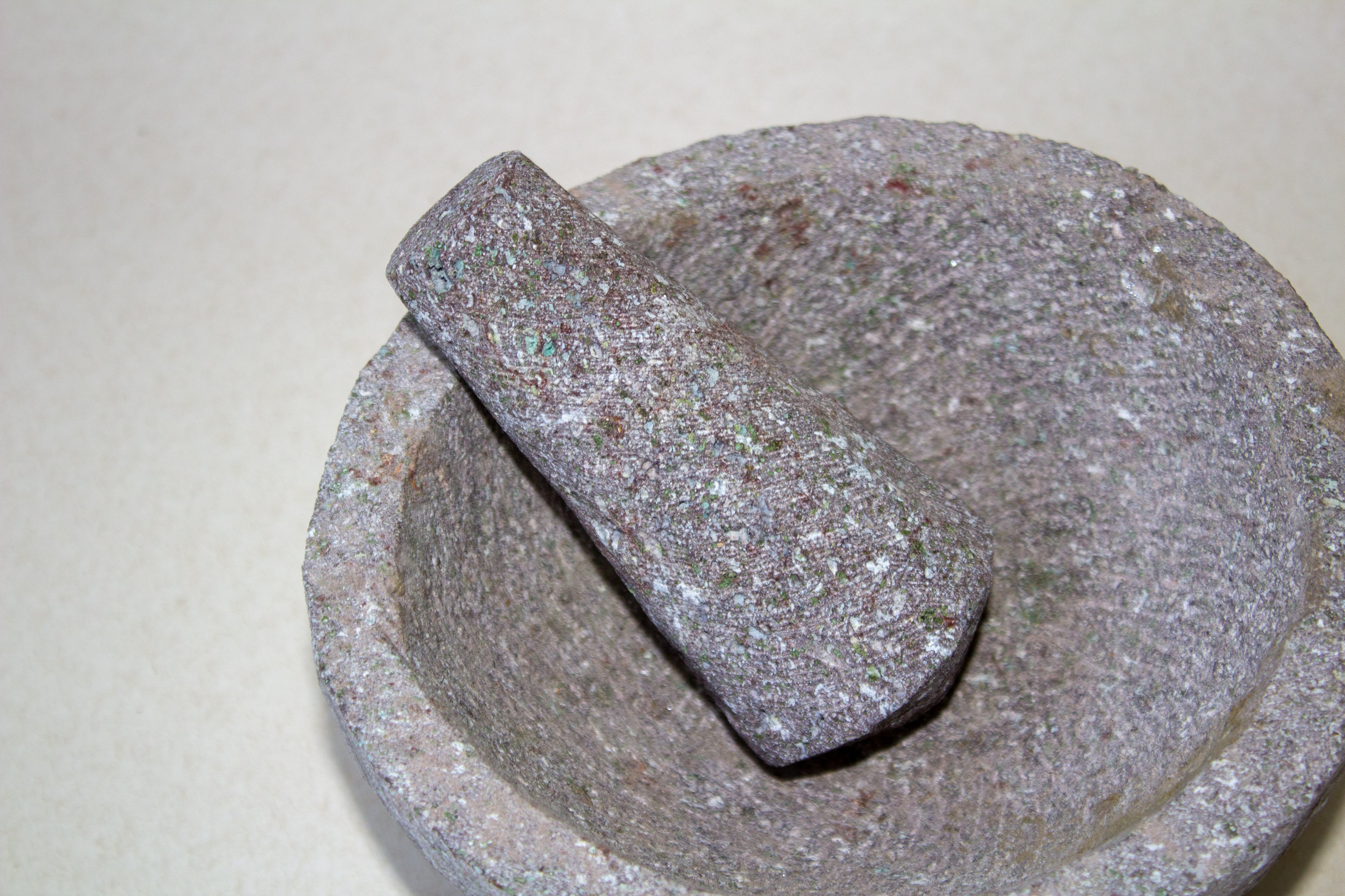 Molcajete chico circular trenzado de piedra volcánica