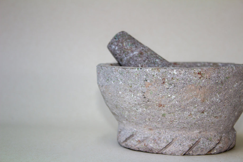 Molcajete chico circular trenzado de piedra volcánica