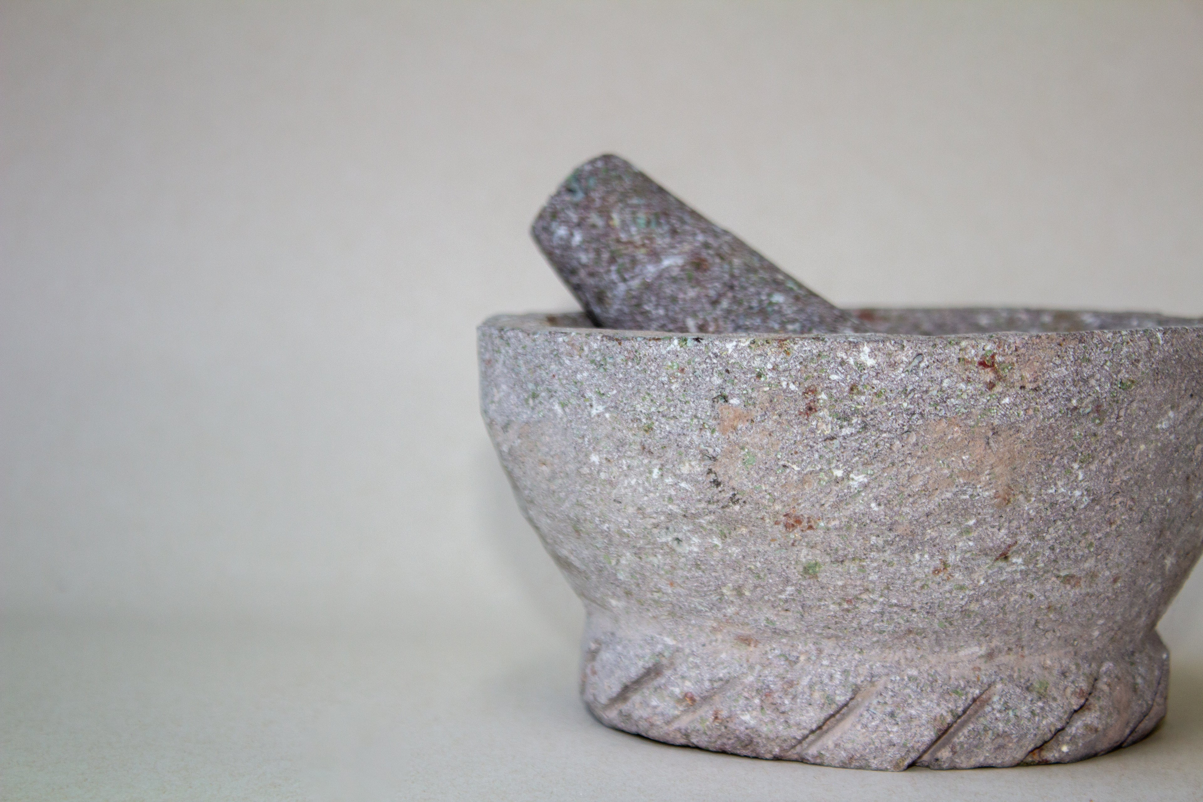 Molcajete chico circular trenzado de piedra volcánica