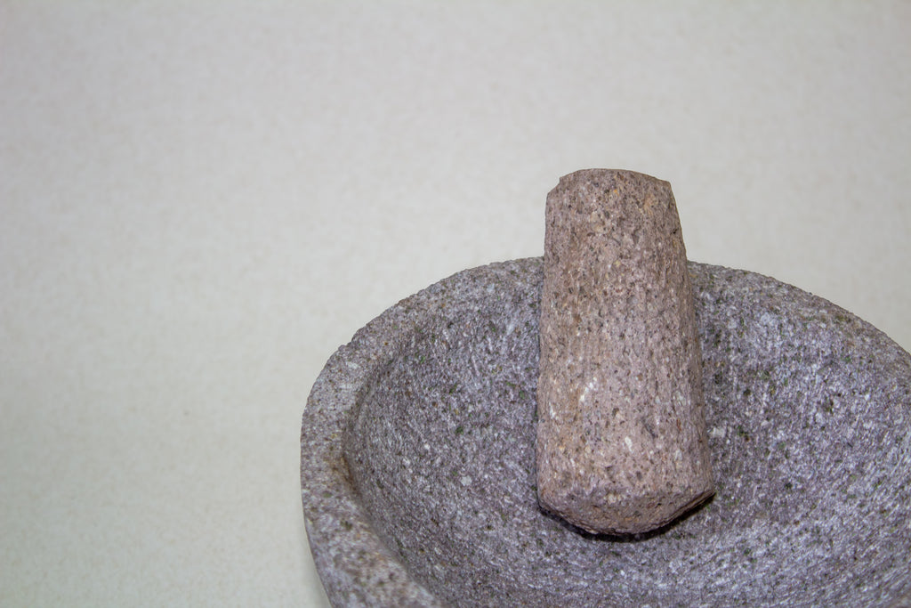Molcajete chico circular de piedra volcánica