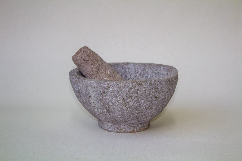 Molcajete chico circular de piedra volcánica