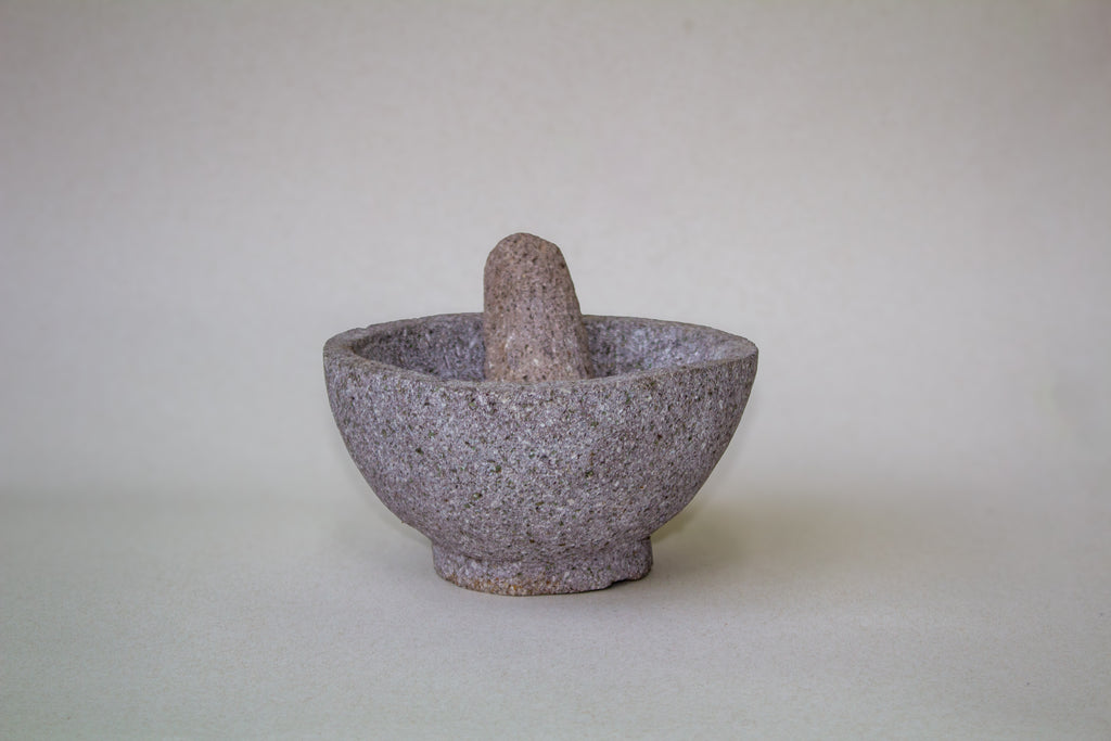 Molcajete chico circular de piedra volcánica
