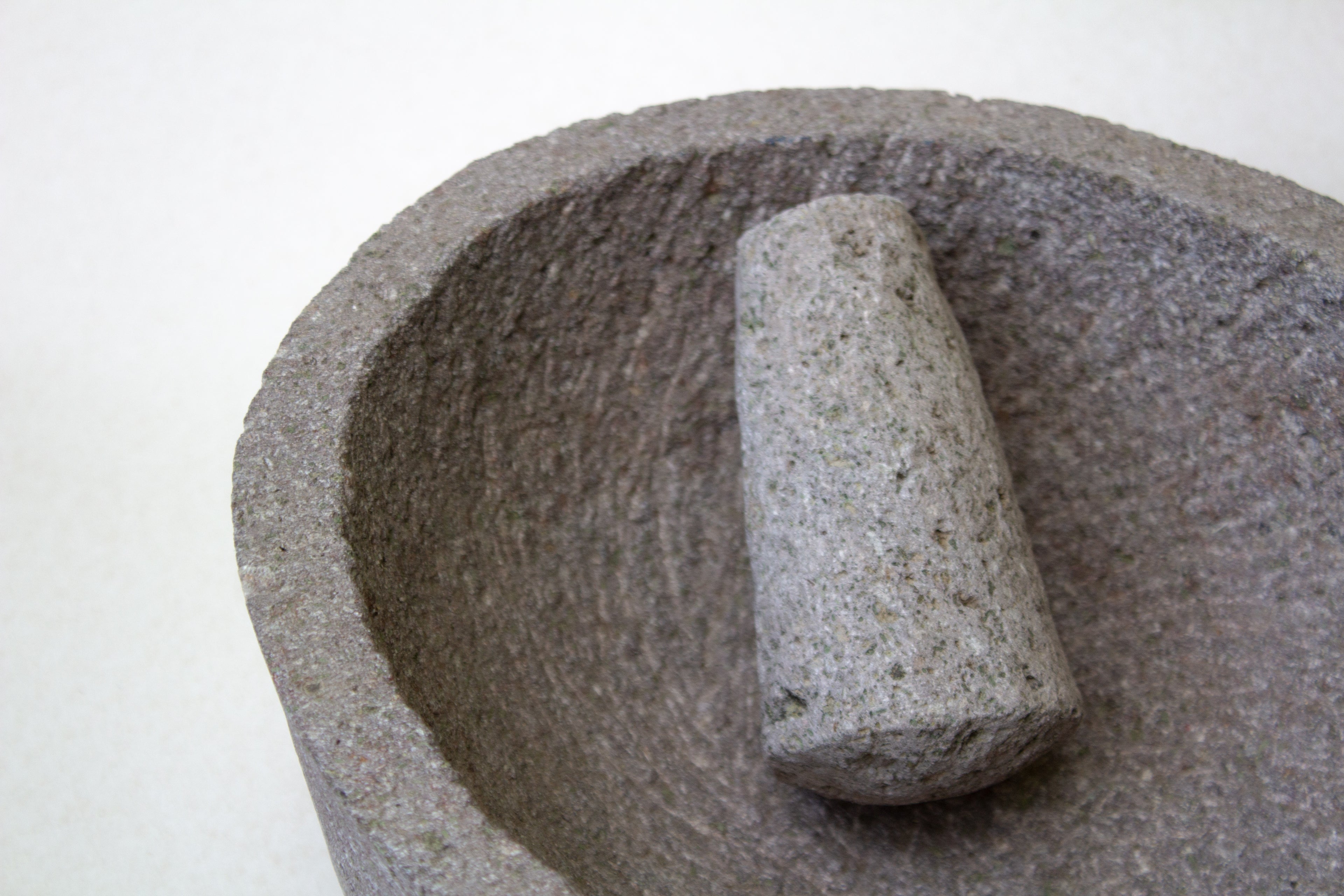 Molcajete grande ovalado de piedra volcánica