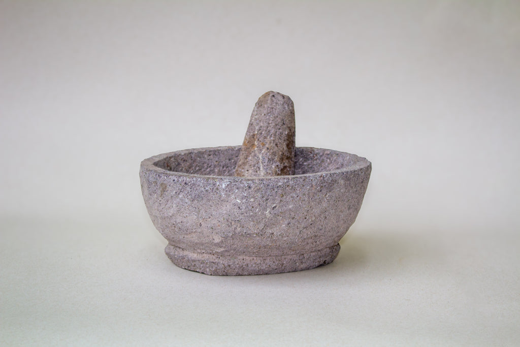 Molcajete mediano ovalado de piedra volcánica