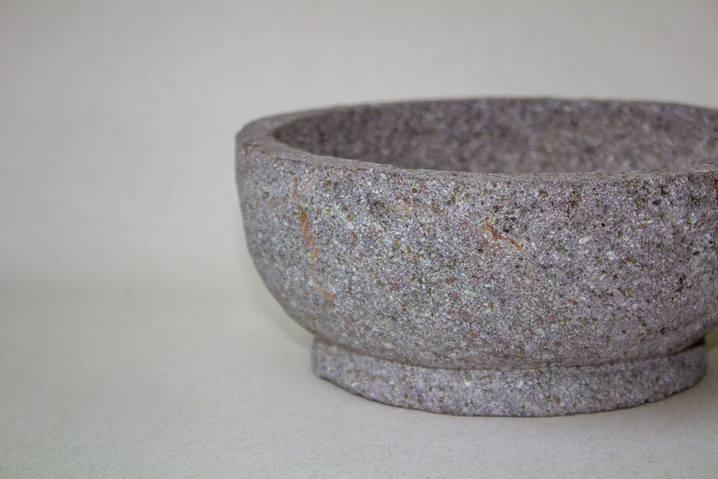 Molcajete mediano circular de piedra volcánica