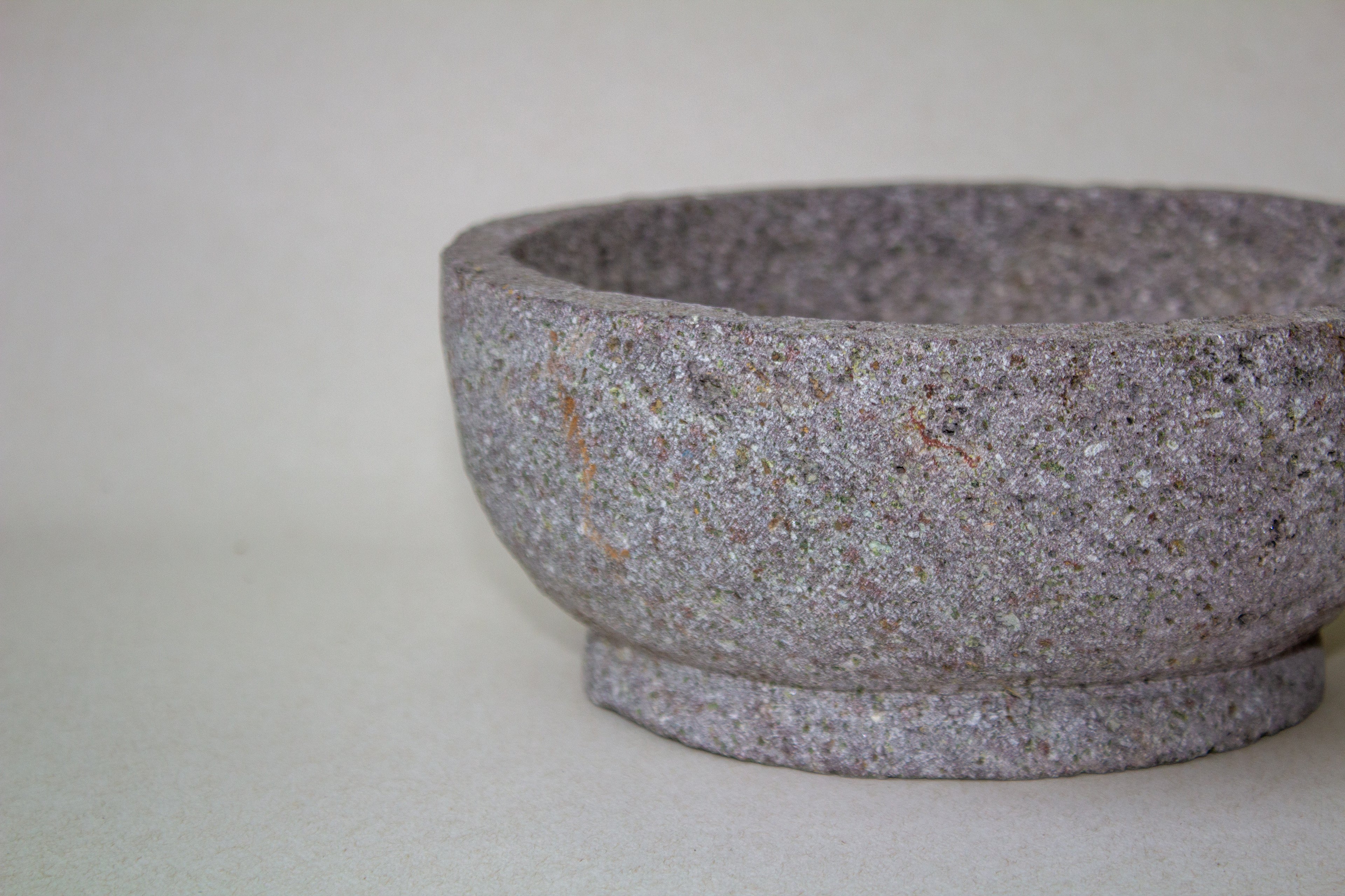 Molcajete mediano circular de piedra volcánica