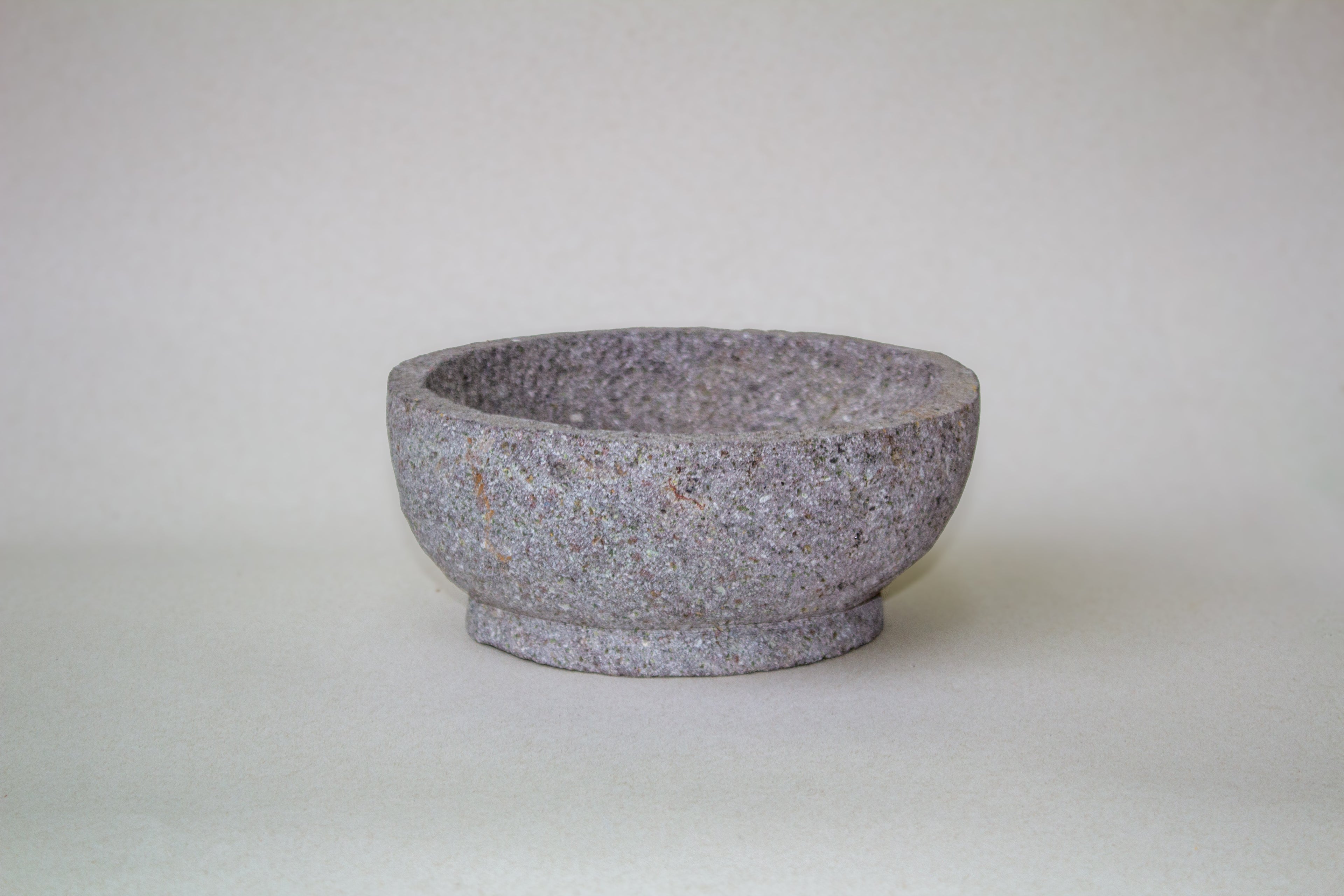Molcajete mediano circular de piedra volcánica