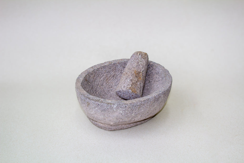 Molcajete mediano ovalado de piedra volcánica