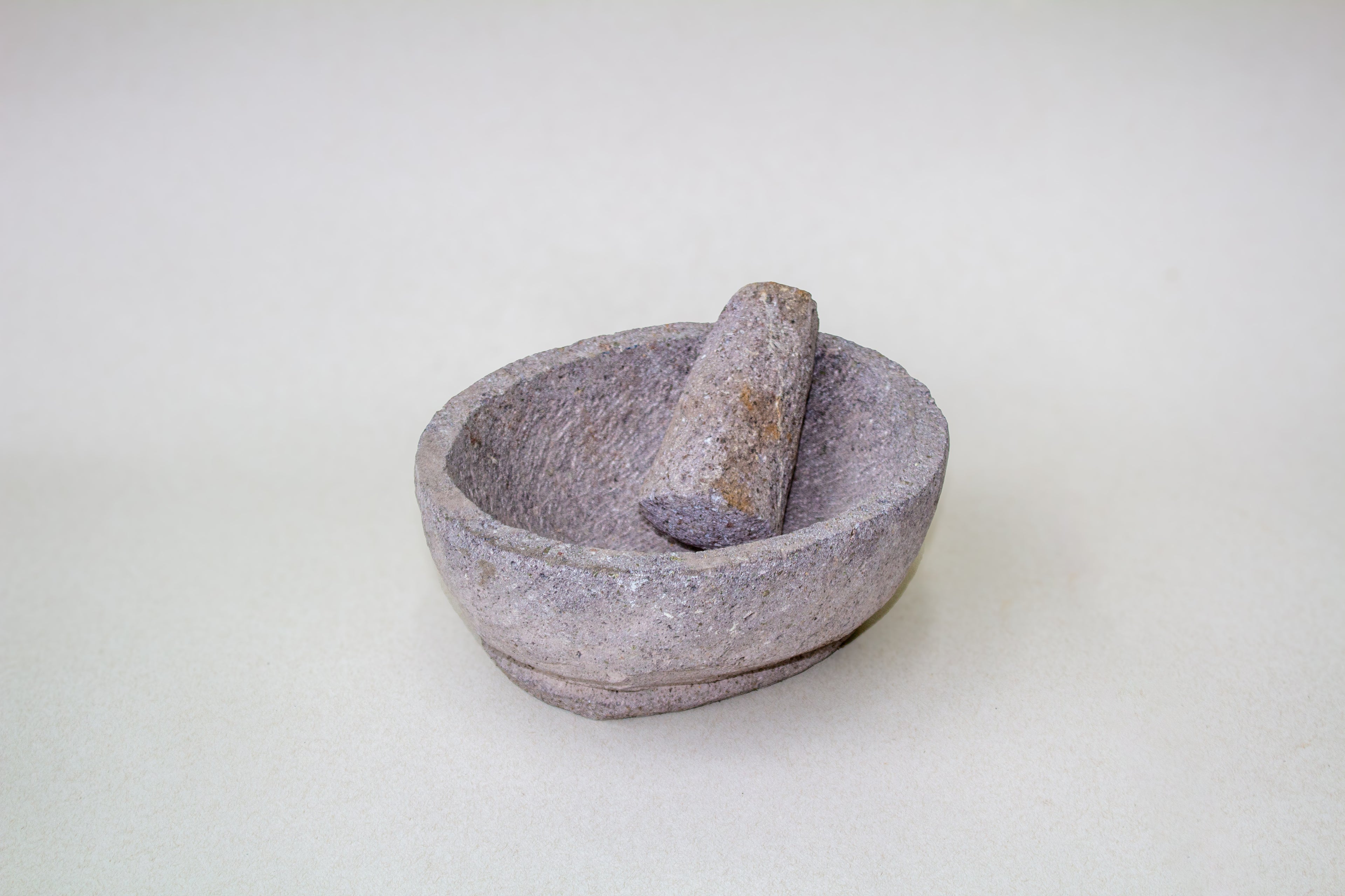 Molcajete mediano ovalado de piedra volcánica