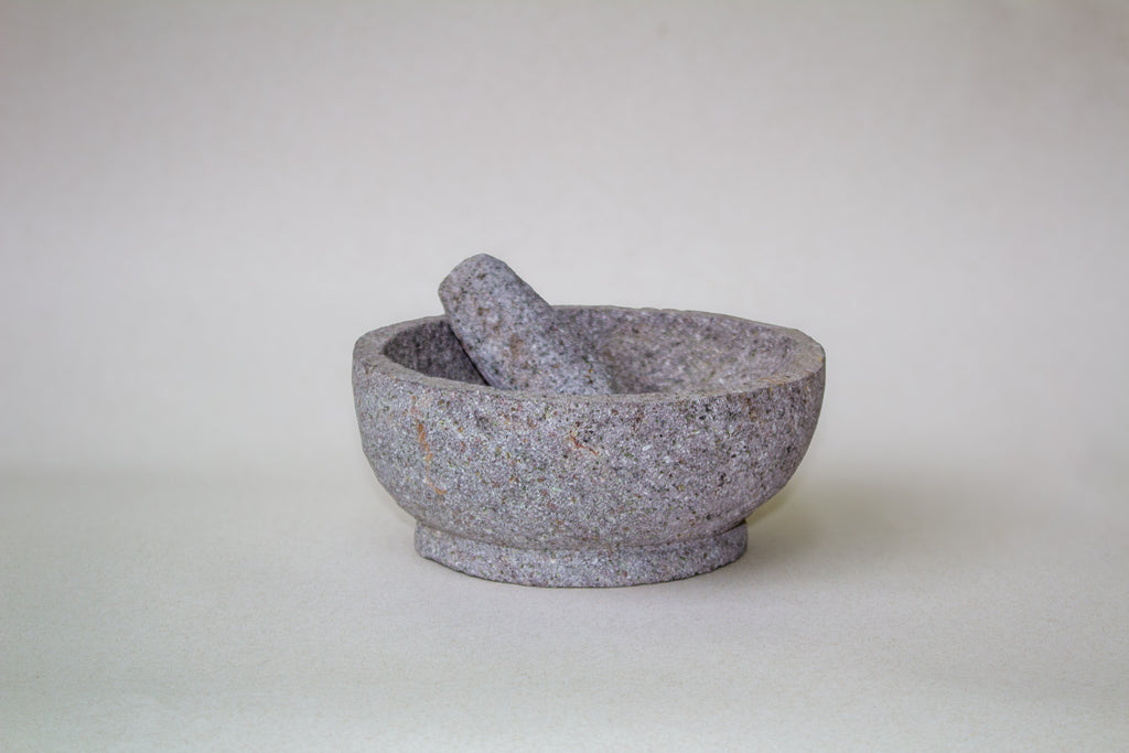 Molcajete mediano circular de piedra volcánica