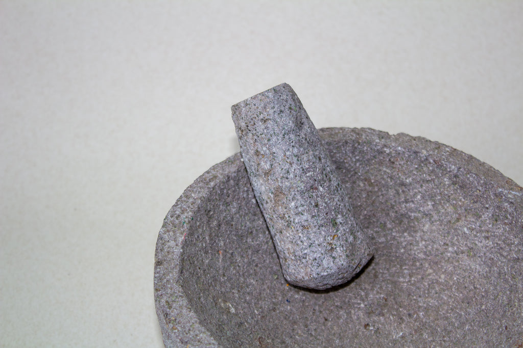 Molcajete mediano circular de piedra volcánica