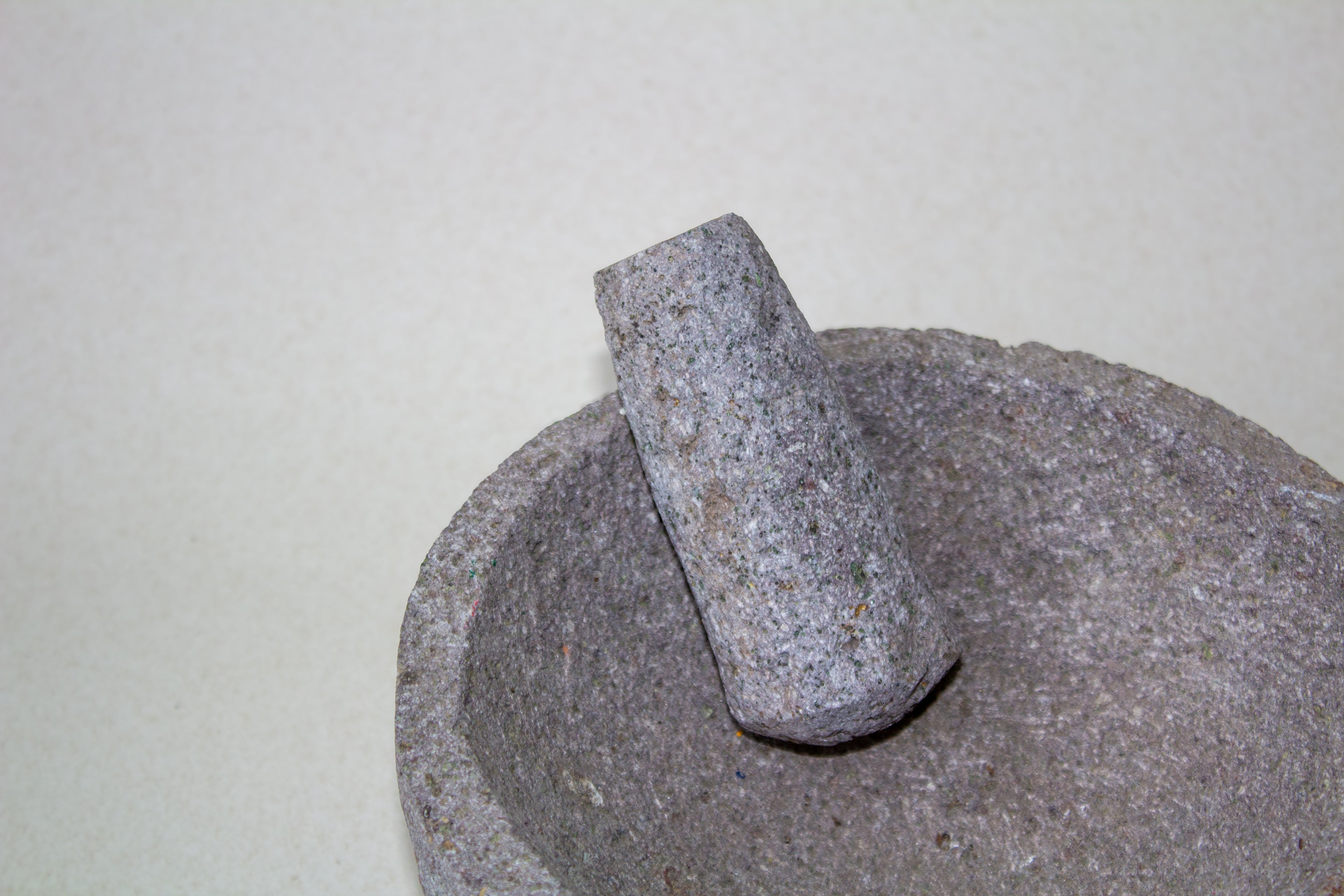 Molcajete mediano circular de piedra volcánica