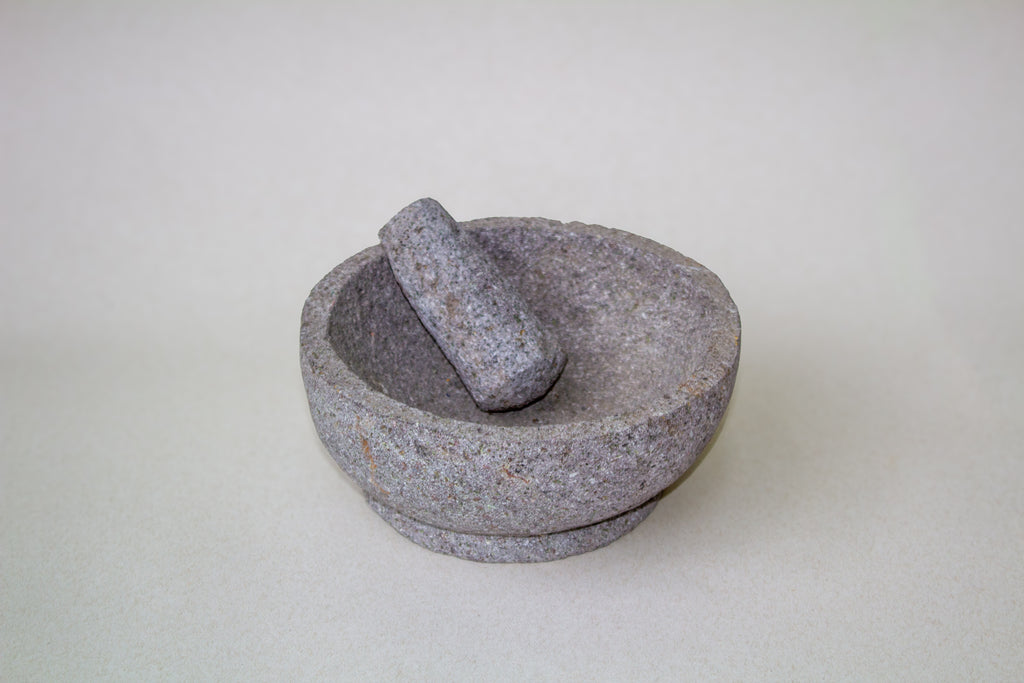 Molcajete mediano circular de piedra volcánica