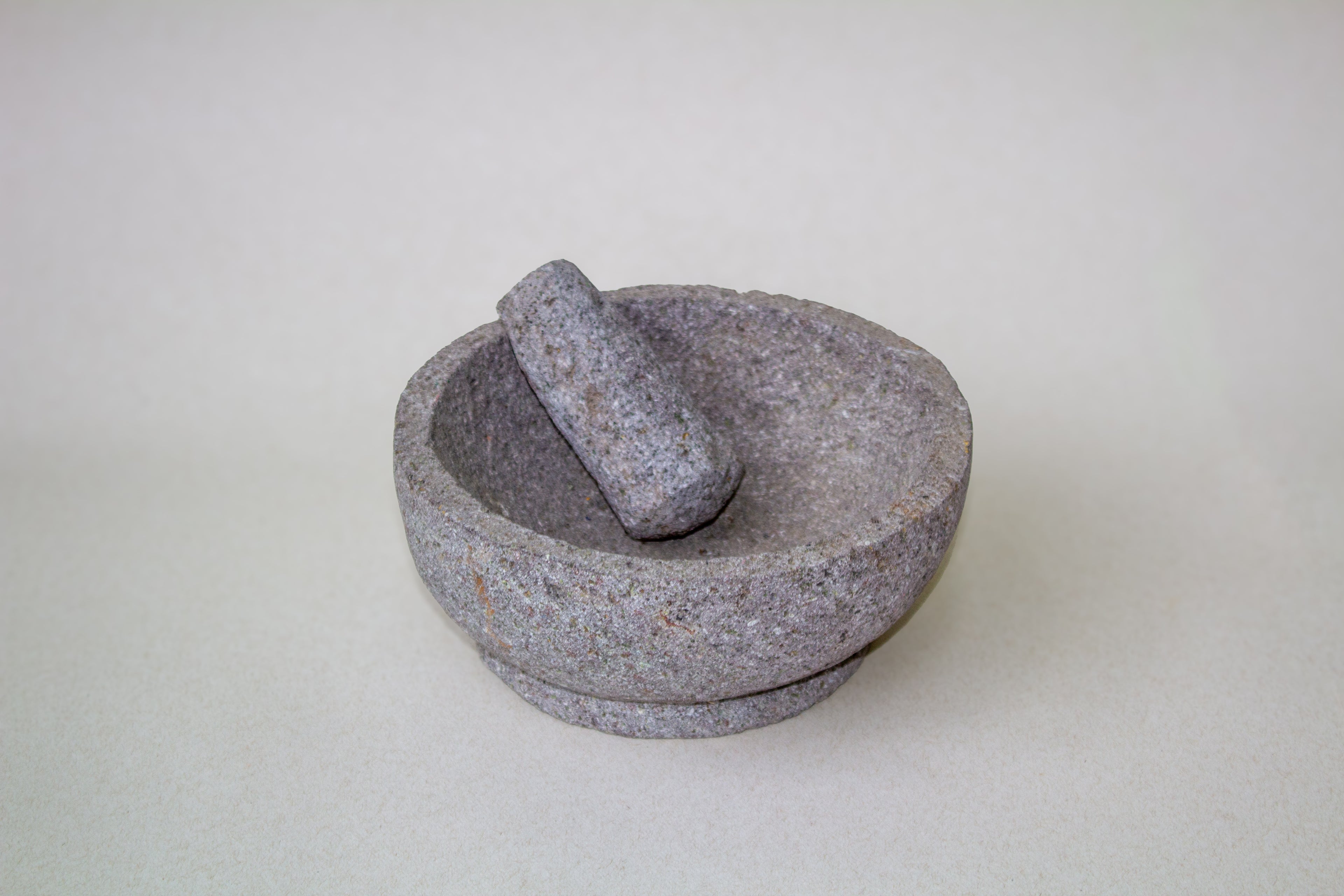 Molcajete mediano circular de piedra volcánica