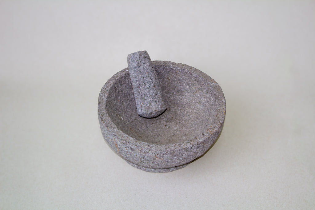 Molcajete mediano circular de piedra volcánica