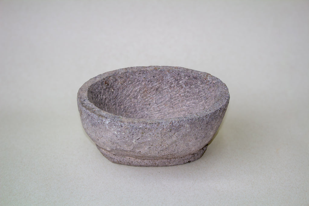 Molcajete mediano ovalado de piedra volcánica