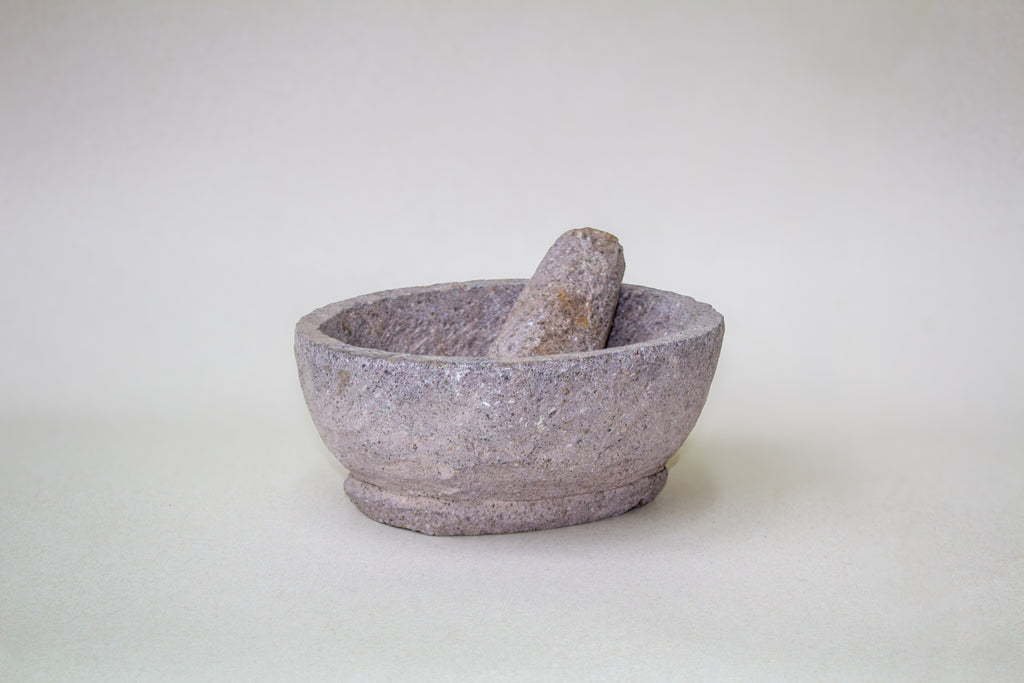 Molcajete mediano ovalado de piedra volcánica