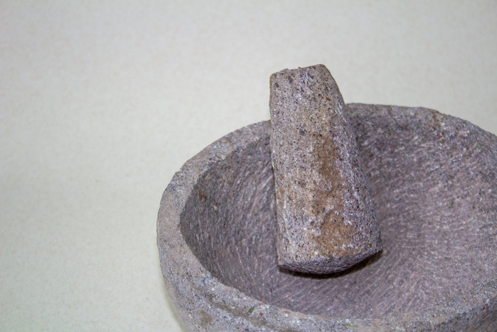 Molcajete mediano ovalado de piedra volcánica