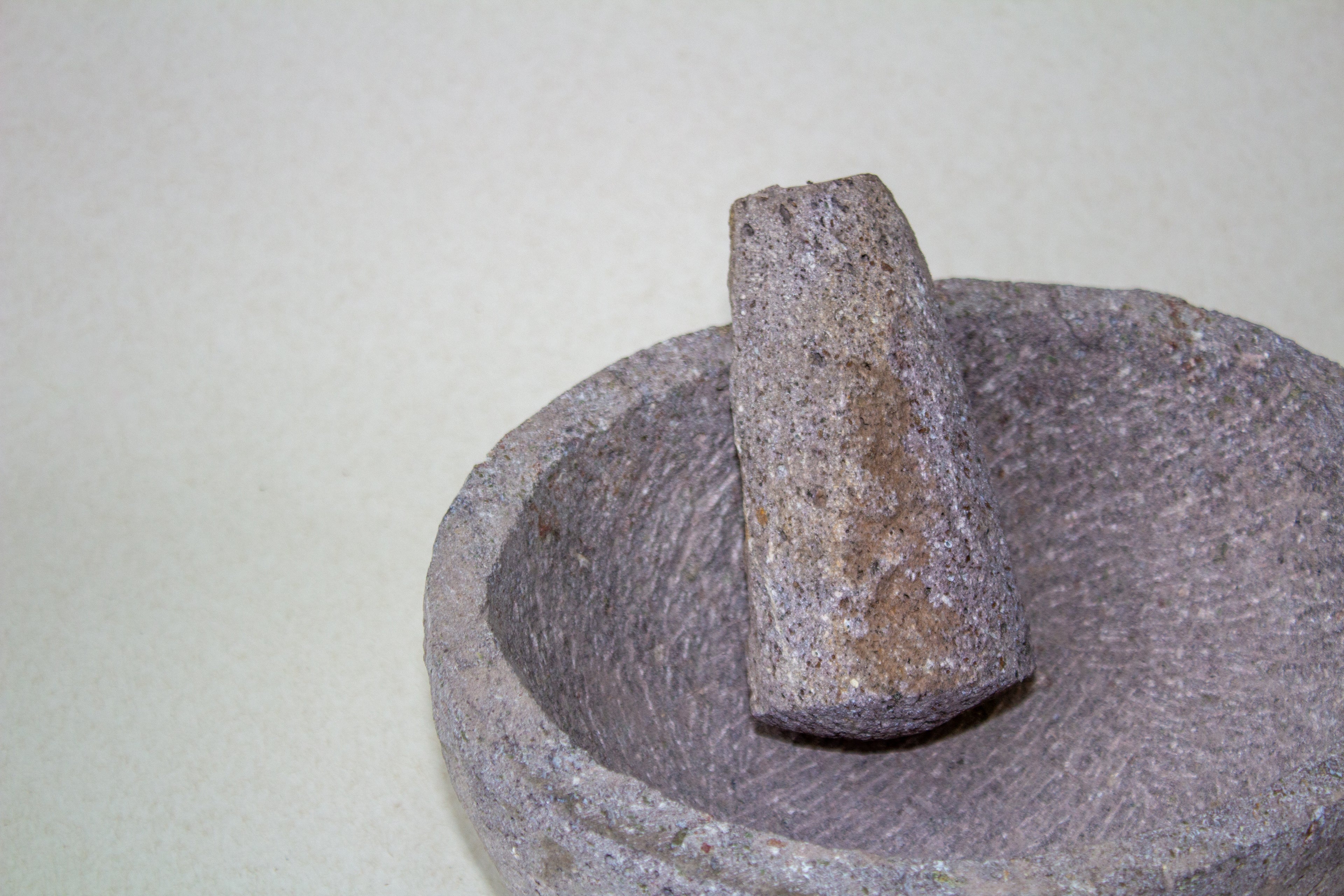 Molcajete mediano ovalado de piedra volcánica