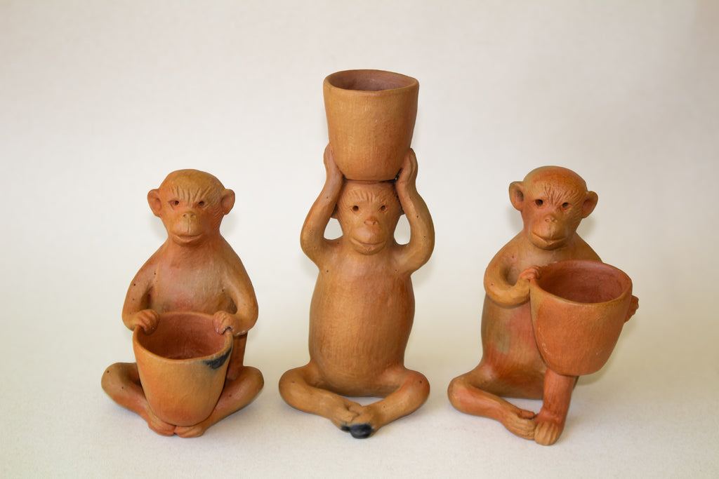 Juego de changos con macetas de barro naranja