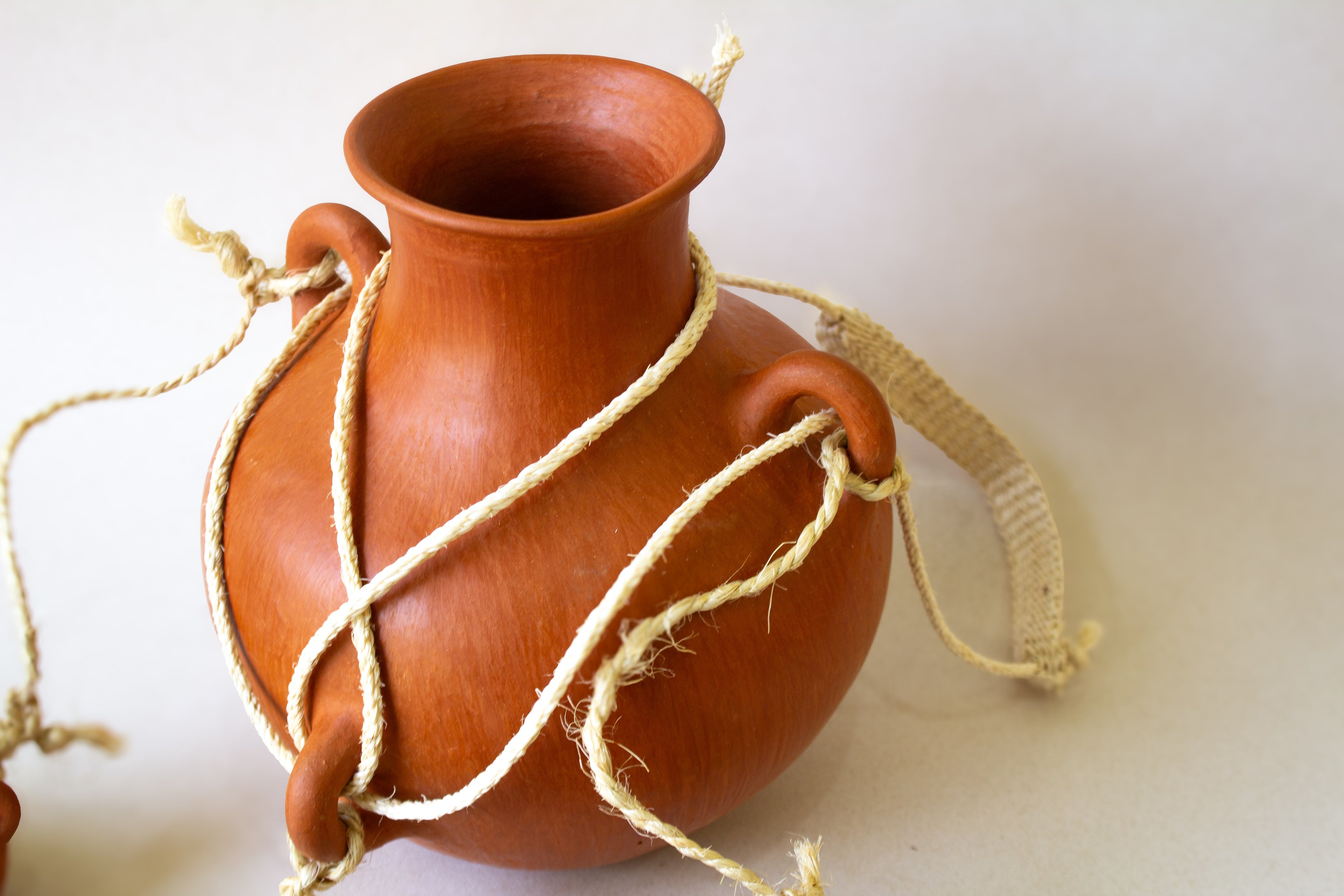 Juego de cántaros colgantes de barro naranja