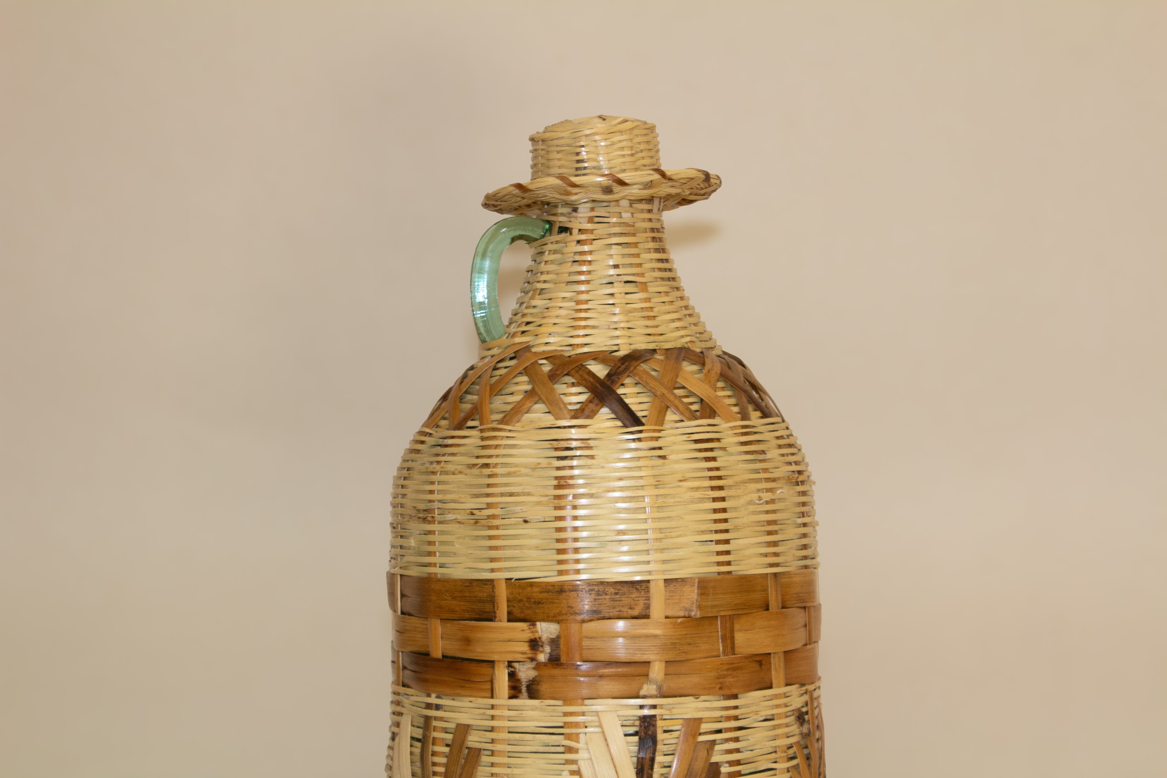 Garrafa de mezcal de carrizo decorado