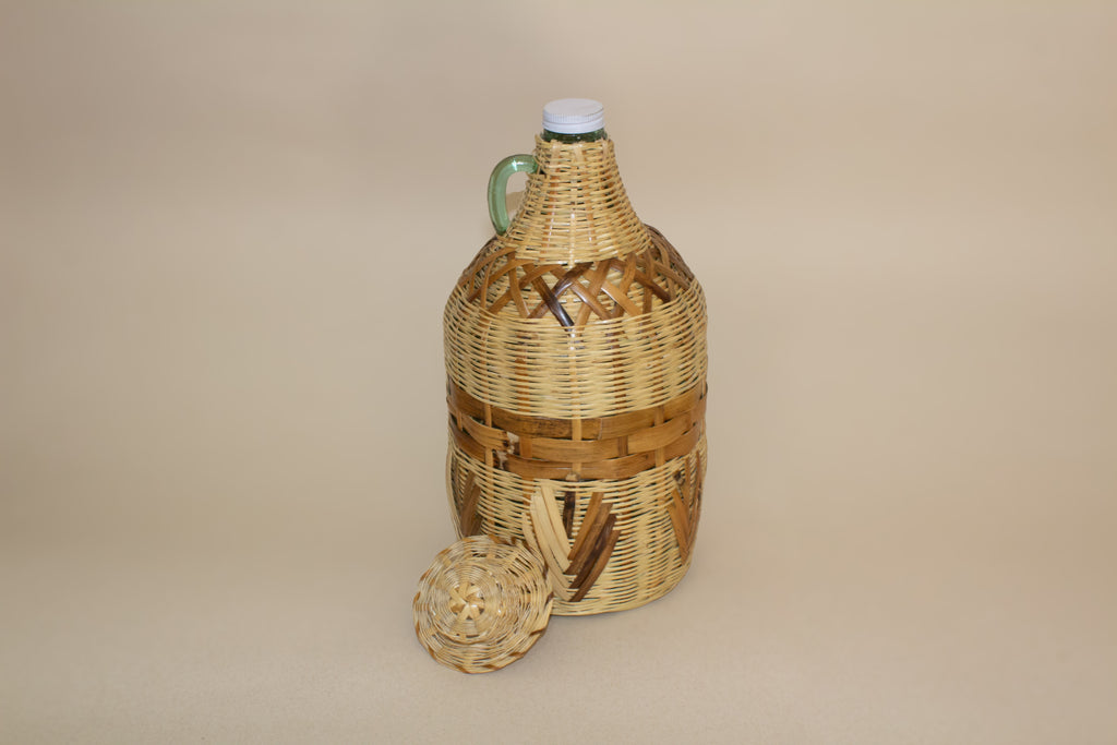 Garrafa de mezcal de carrizo decorado