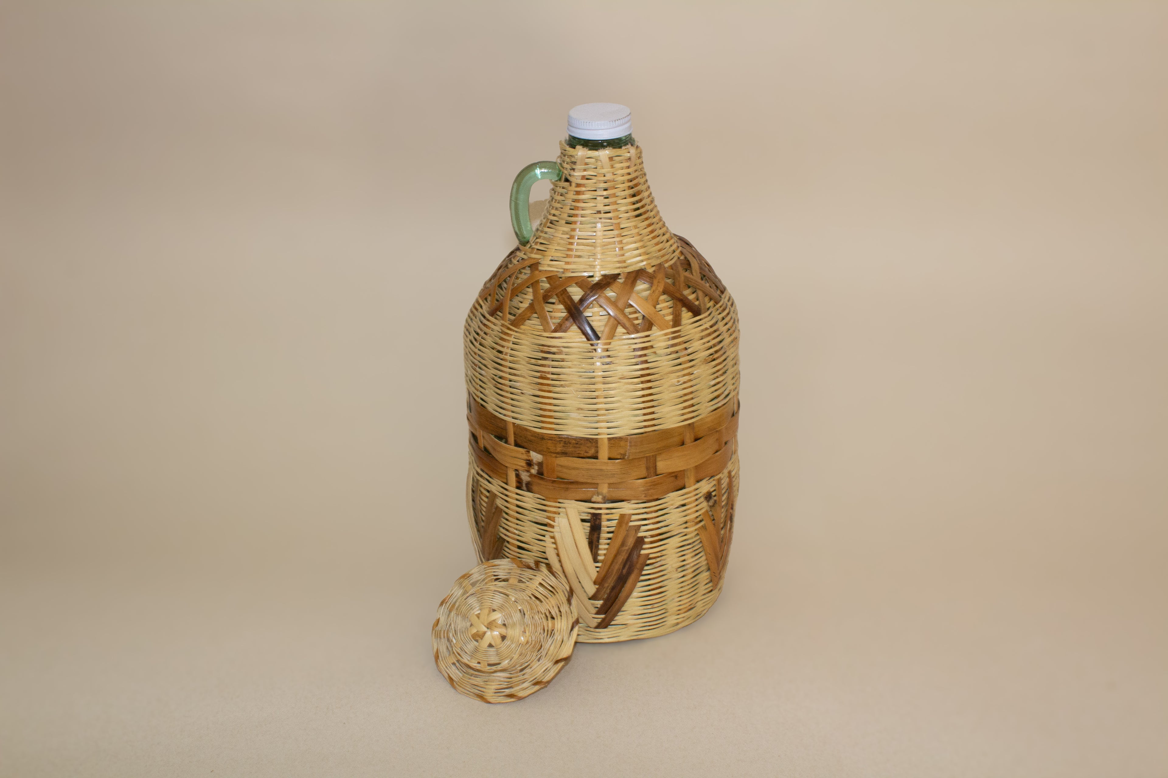Garrafa de mezcal de carrizo decorado