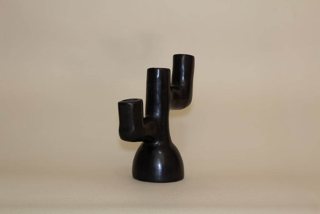 Candelabro de barro negro
