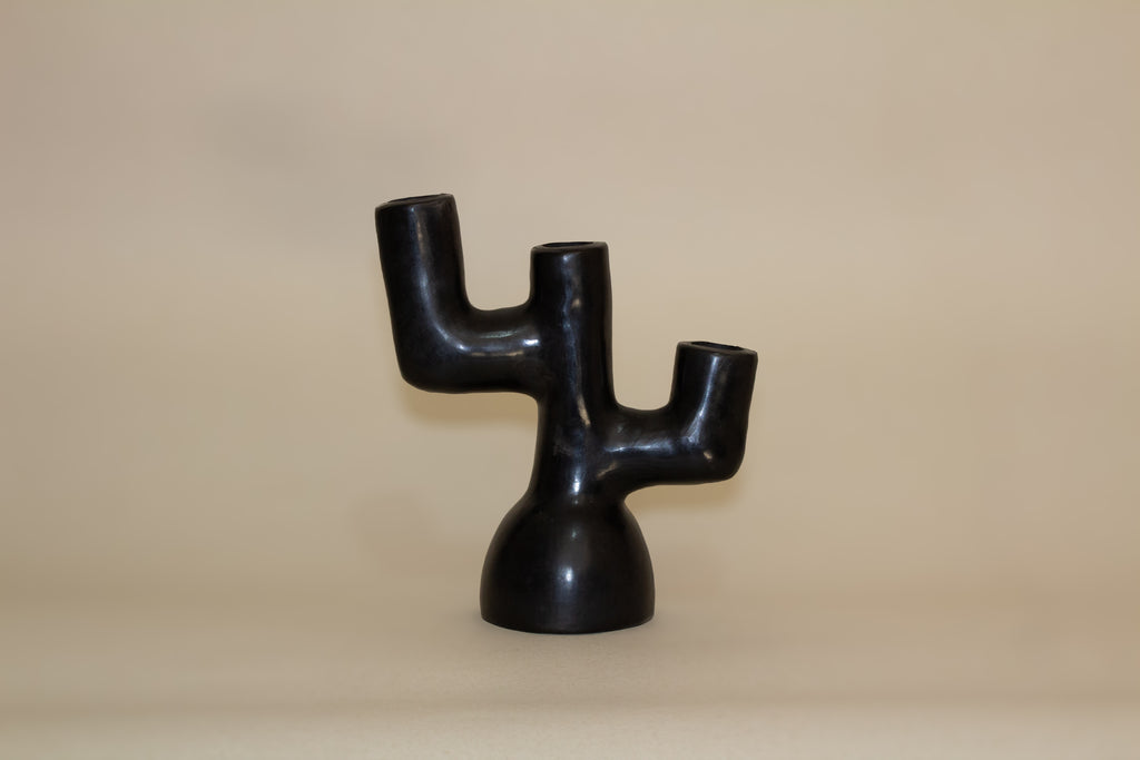 Candelabro de barro negro